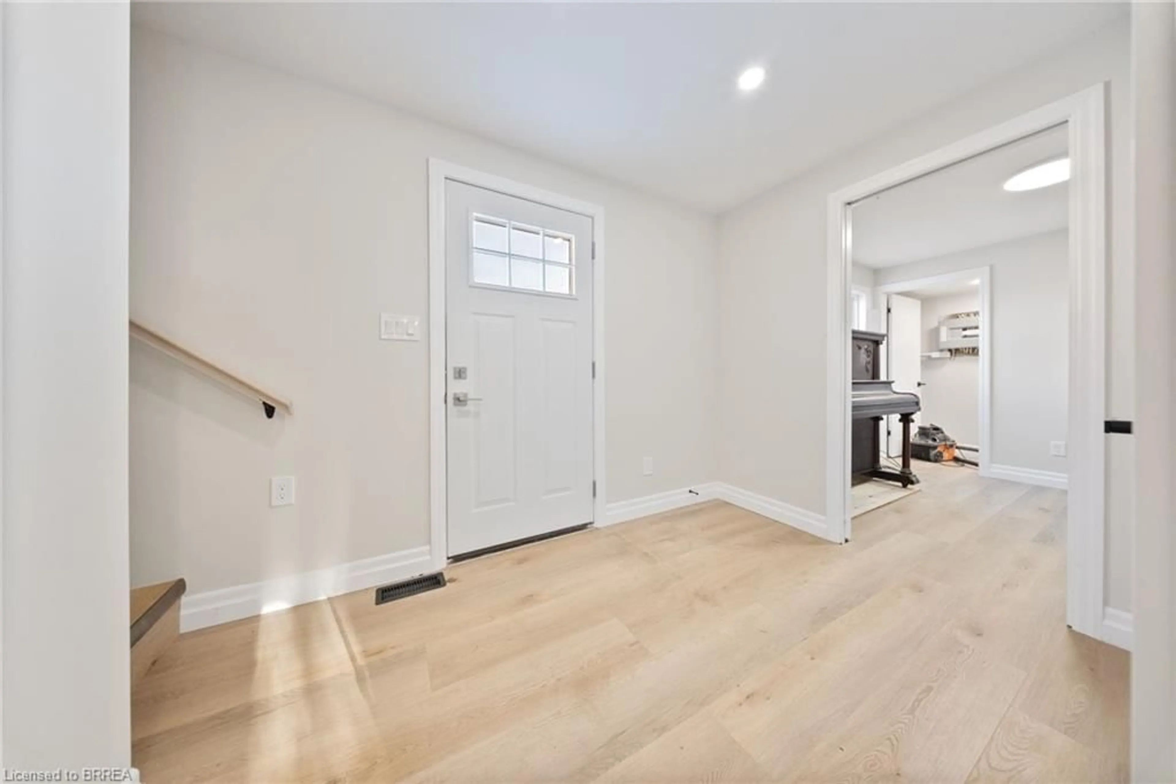 Indoor entryway for 476 Middle Townline Rd, Burford Ontario N0E 1A0