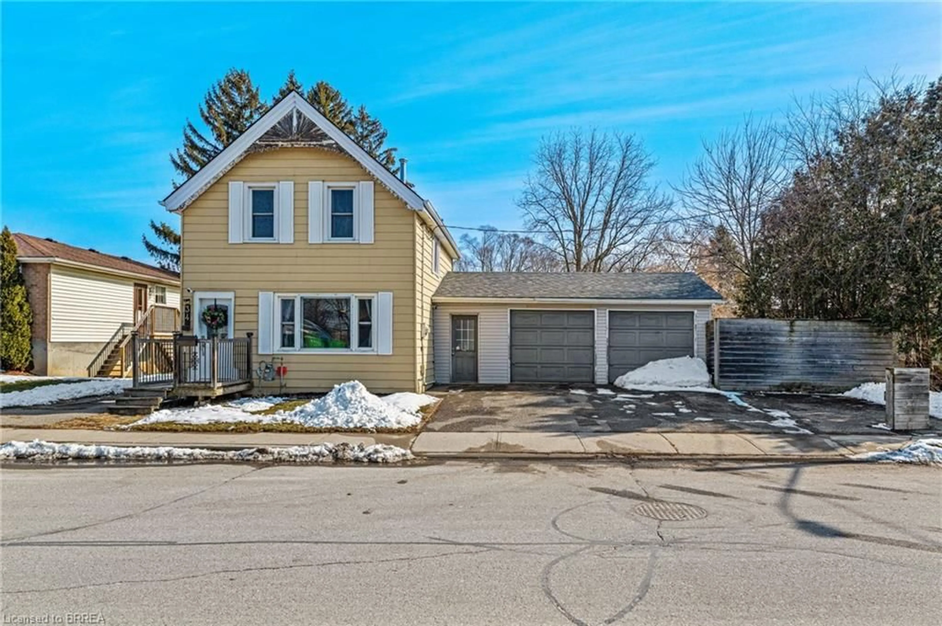 A pic from outside/outdoor area/front of a property/back of a property/a pic from drone, street for 34 Eighth Ave, Brantford Ontario N3S 1B9