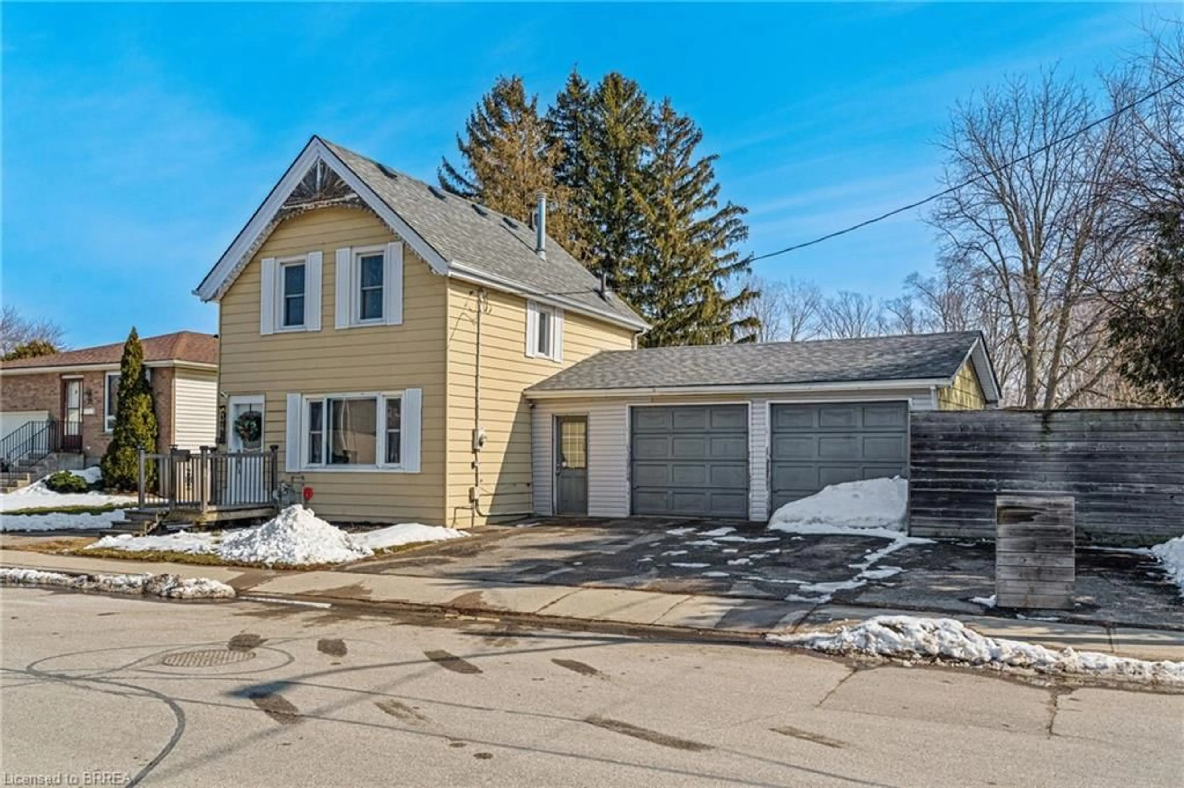 A pic from outside/outdoor area/front of a property/back of a property/a pic from drone, street for 34 Eighth Ave, Brantford Ontario N3S 1B9