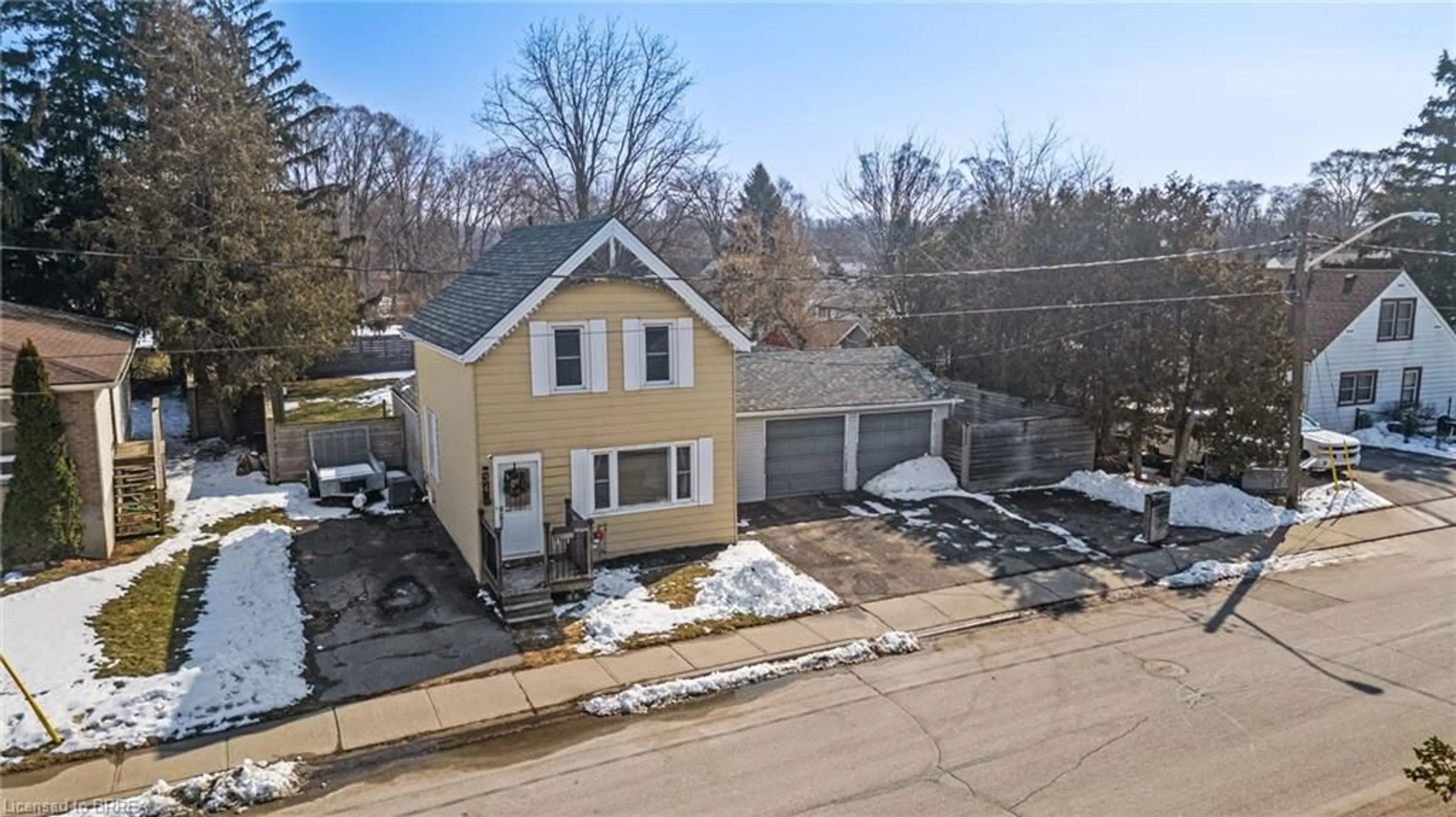 A pic from outside/outdoor area/front of a property/back of a property/a pic from drone, street for 34 Eighth Ave, Brantford Ontario N3S 1B9