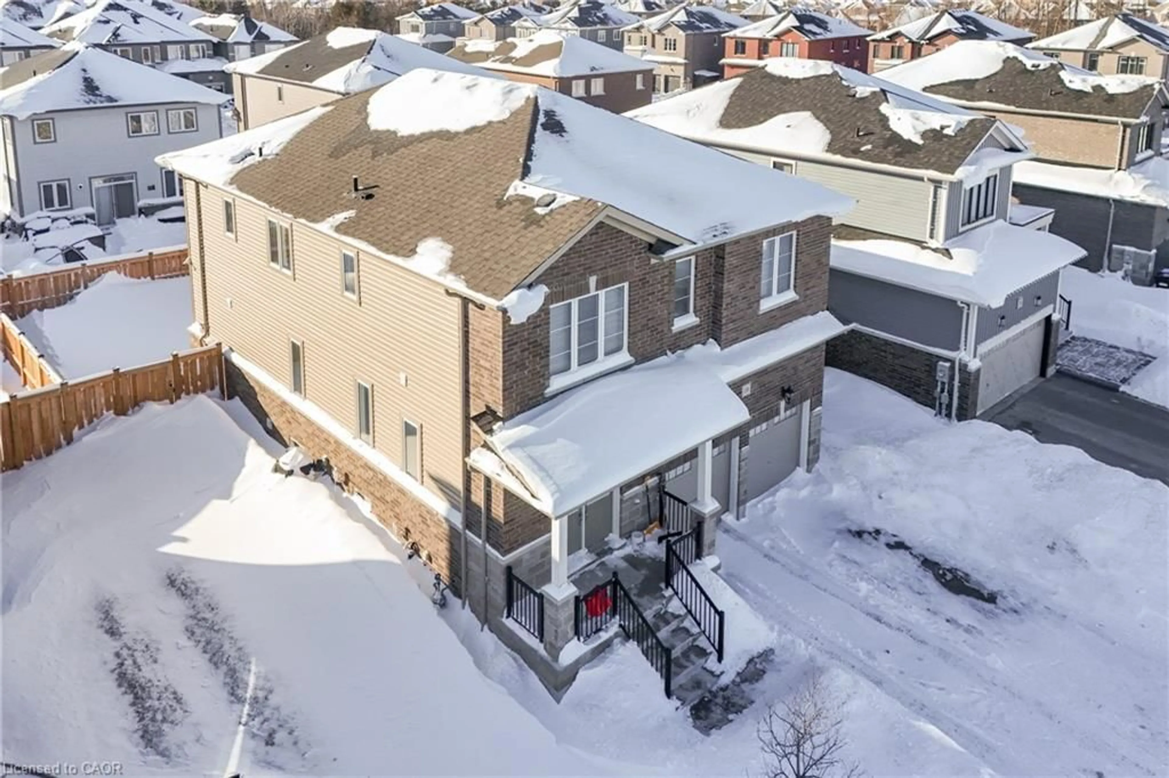 A pic from outside/outdoor area/front of a property/back of a property/a pic from drone, street for 18 Emerald St, Wasaga Beach Ontario L9Z 0K8
