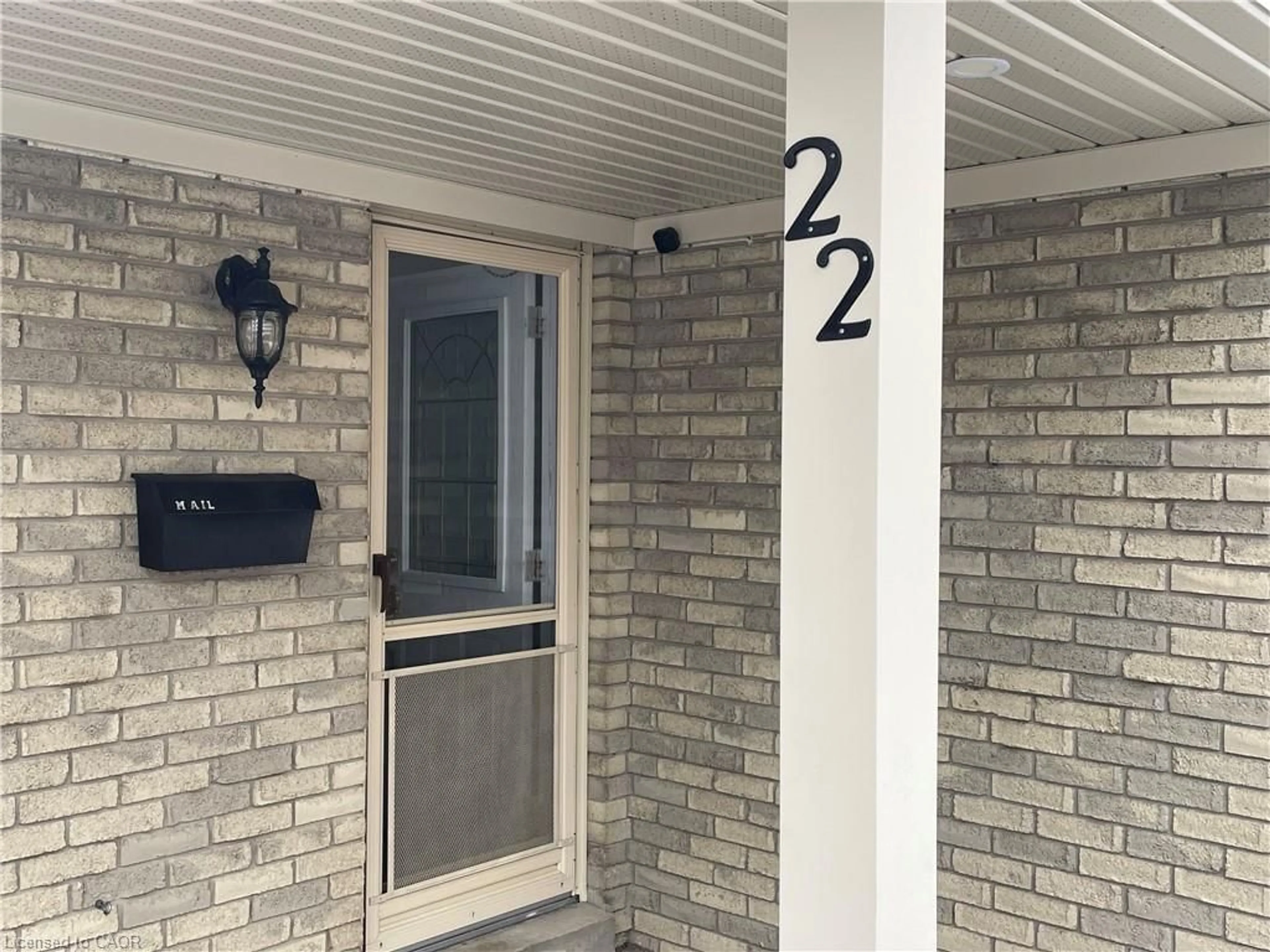 Indoor entryway for 22 Matthew Crt, Kitchener Ontario N2B 1W6