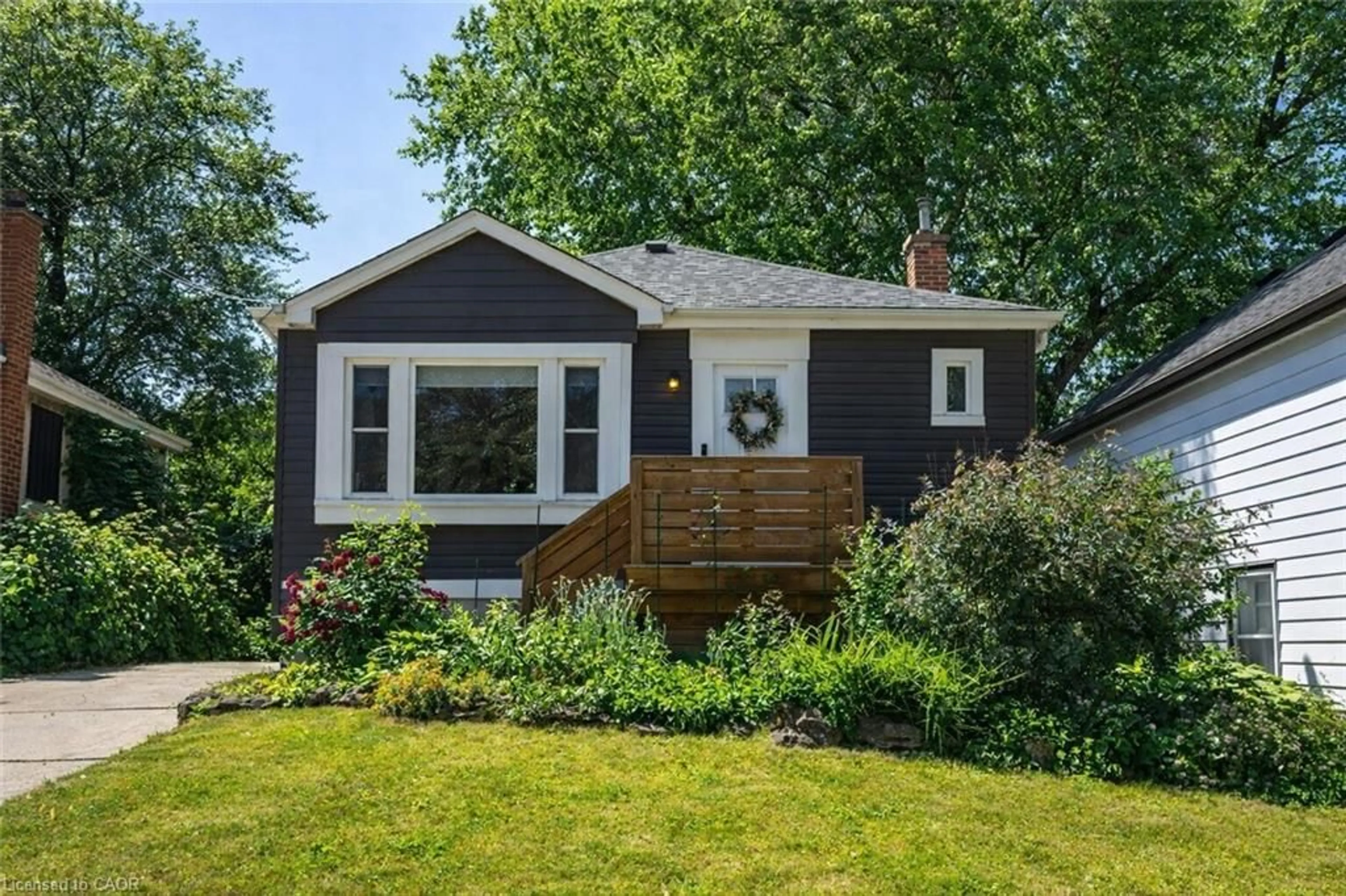 Home with vinyl exterior material, street for 208 East 21st St, Hamilton Ontario L8V 2T7