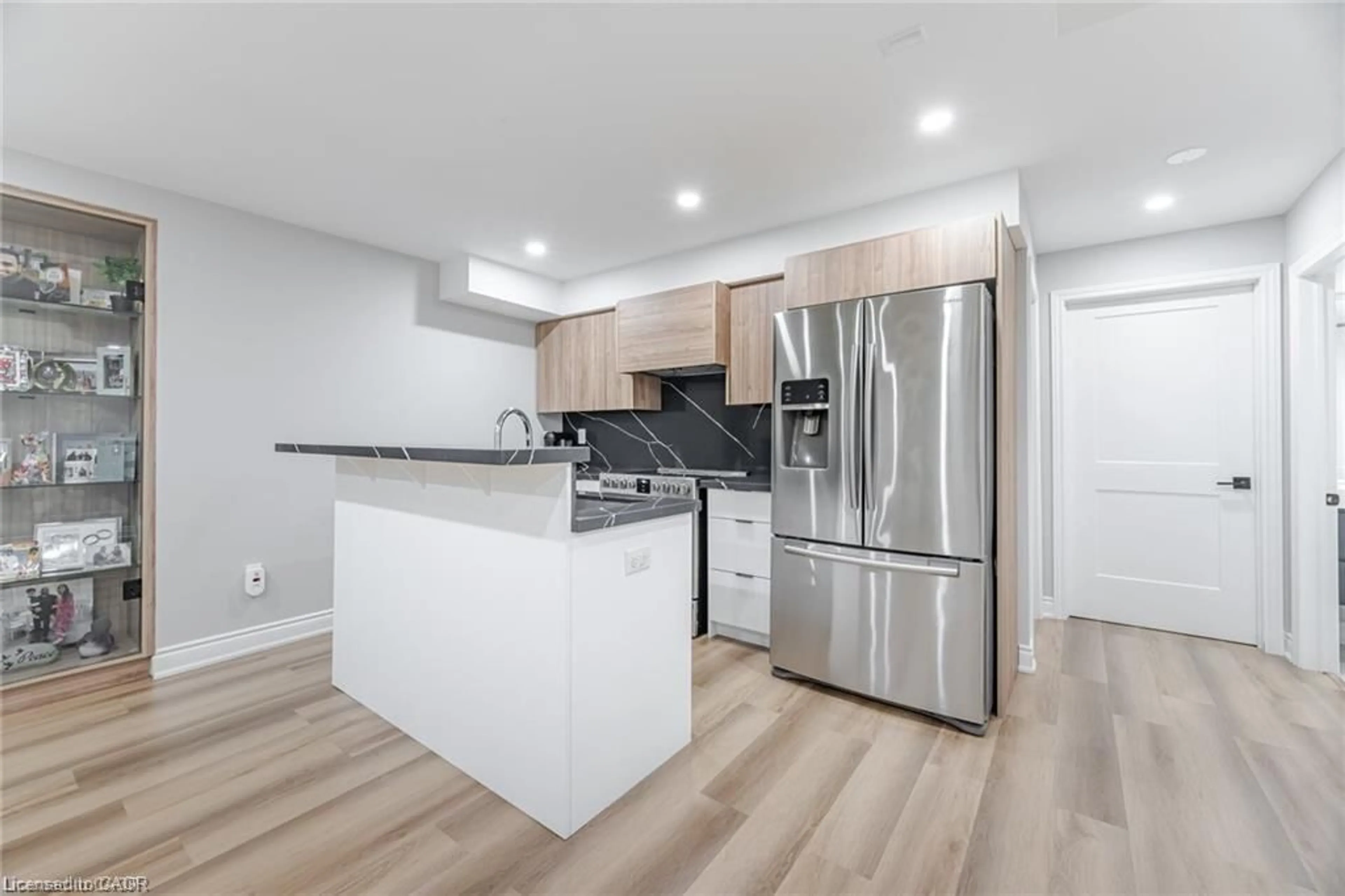 Open concept kitchen, wood/laminate floor for 4 Deer View Ridge, Puslinch Ontario N1H 6H9
