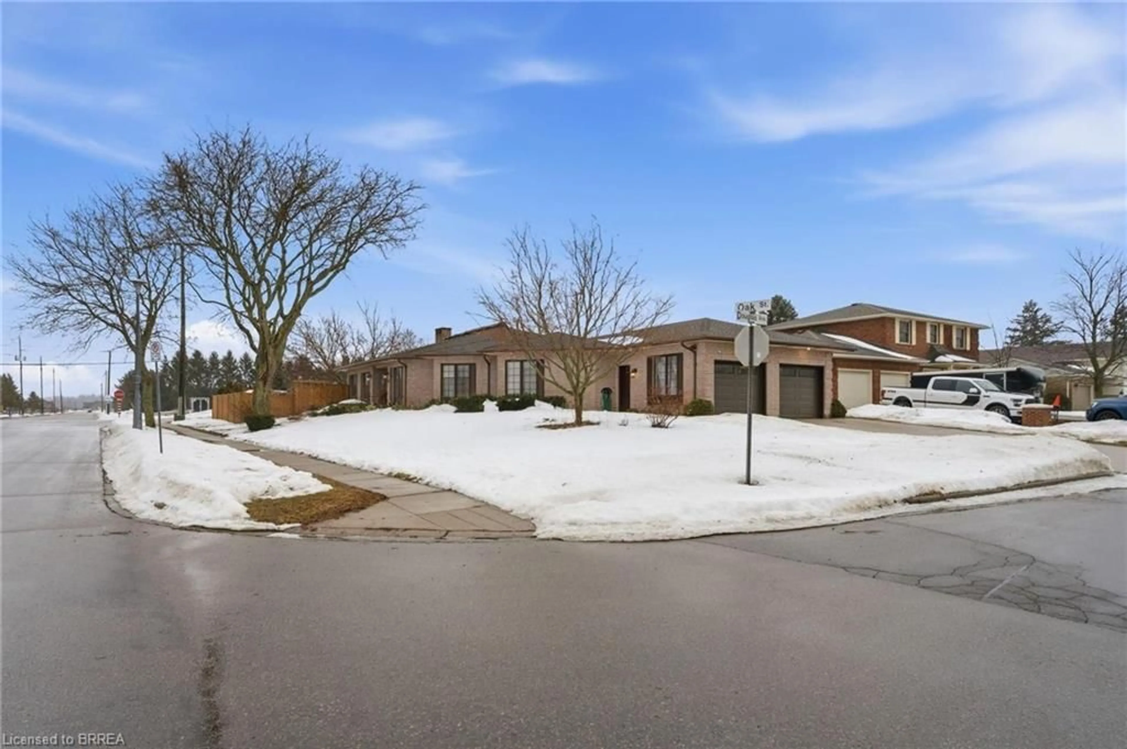 A pic from outside/outdoor area/front of a property/back of a property/a pic from drone, street for 132 Oak St, Simcoe Ontario N3Y 4S3