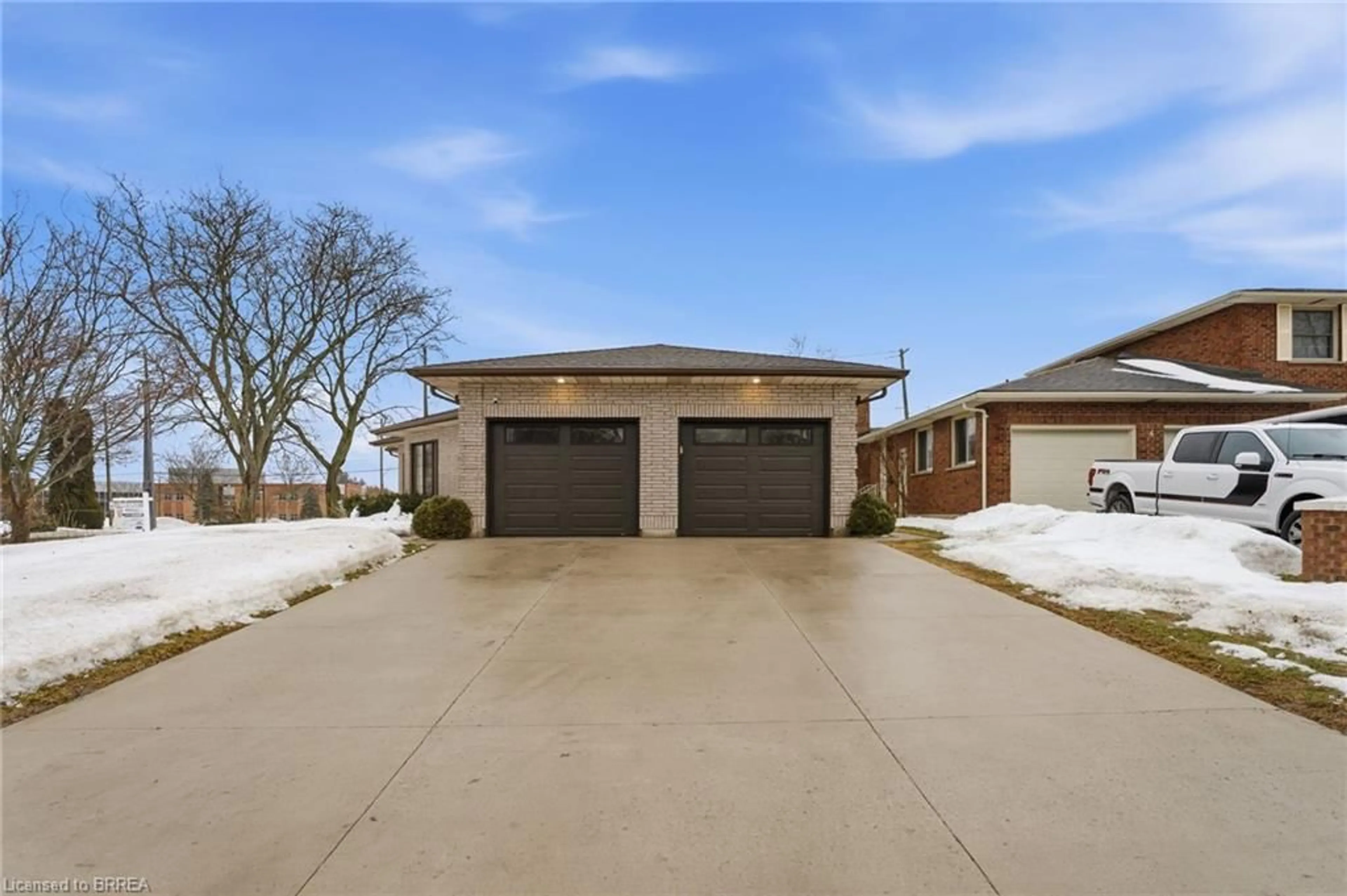 Indoor garage for 132 Oak St, Simcoe Ontario N3Y 4S3