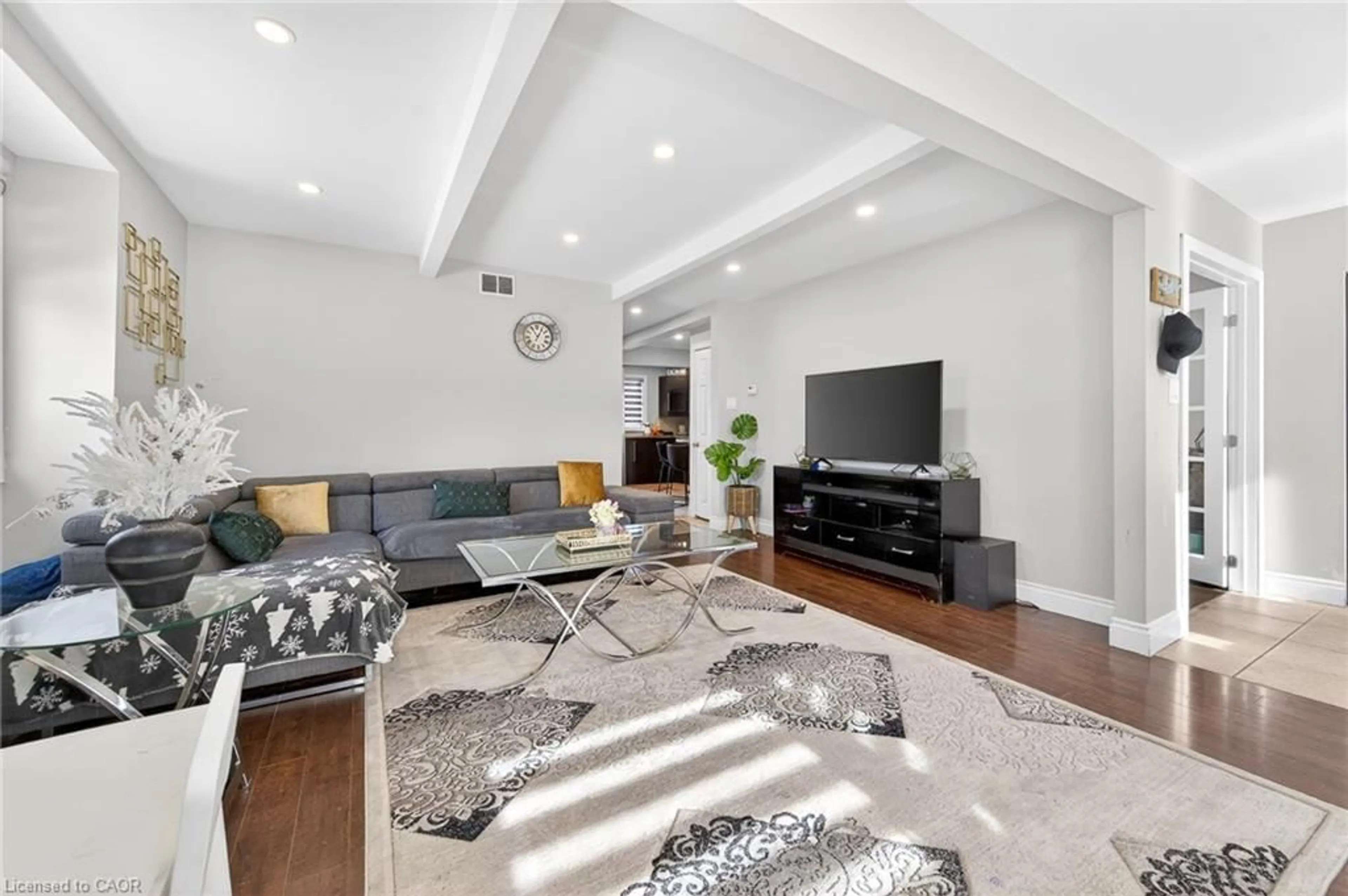 Living room with furniture, unknown for 9 Bayside Ave, Hamilton Ontario L8H 7B3