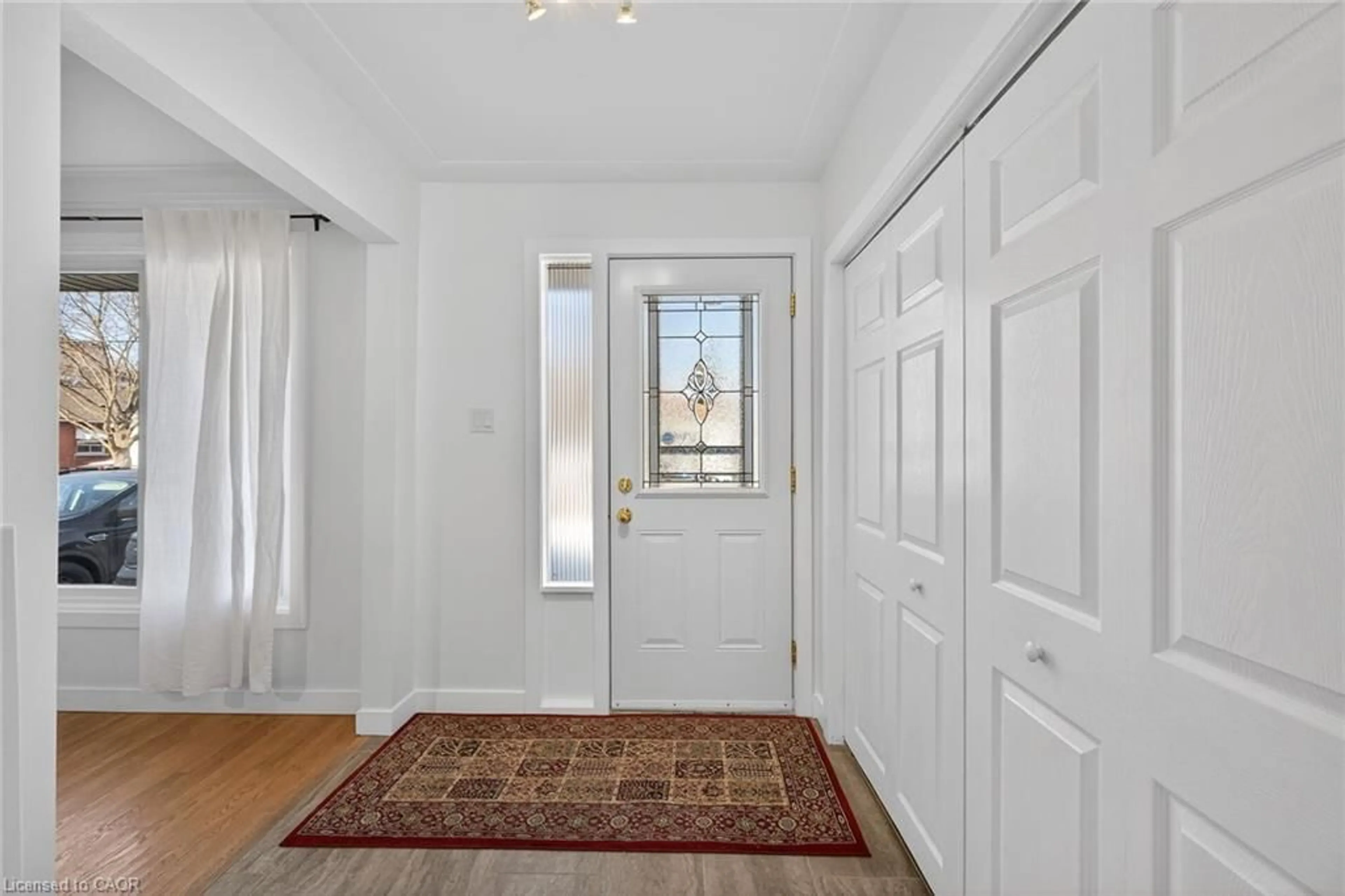 Indoor entryway for 280 Thayer Ave, Hamilton Ontario L9A 1J7