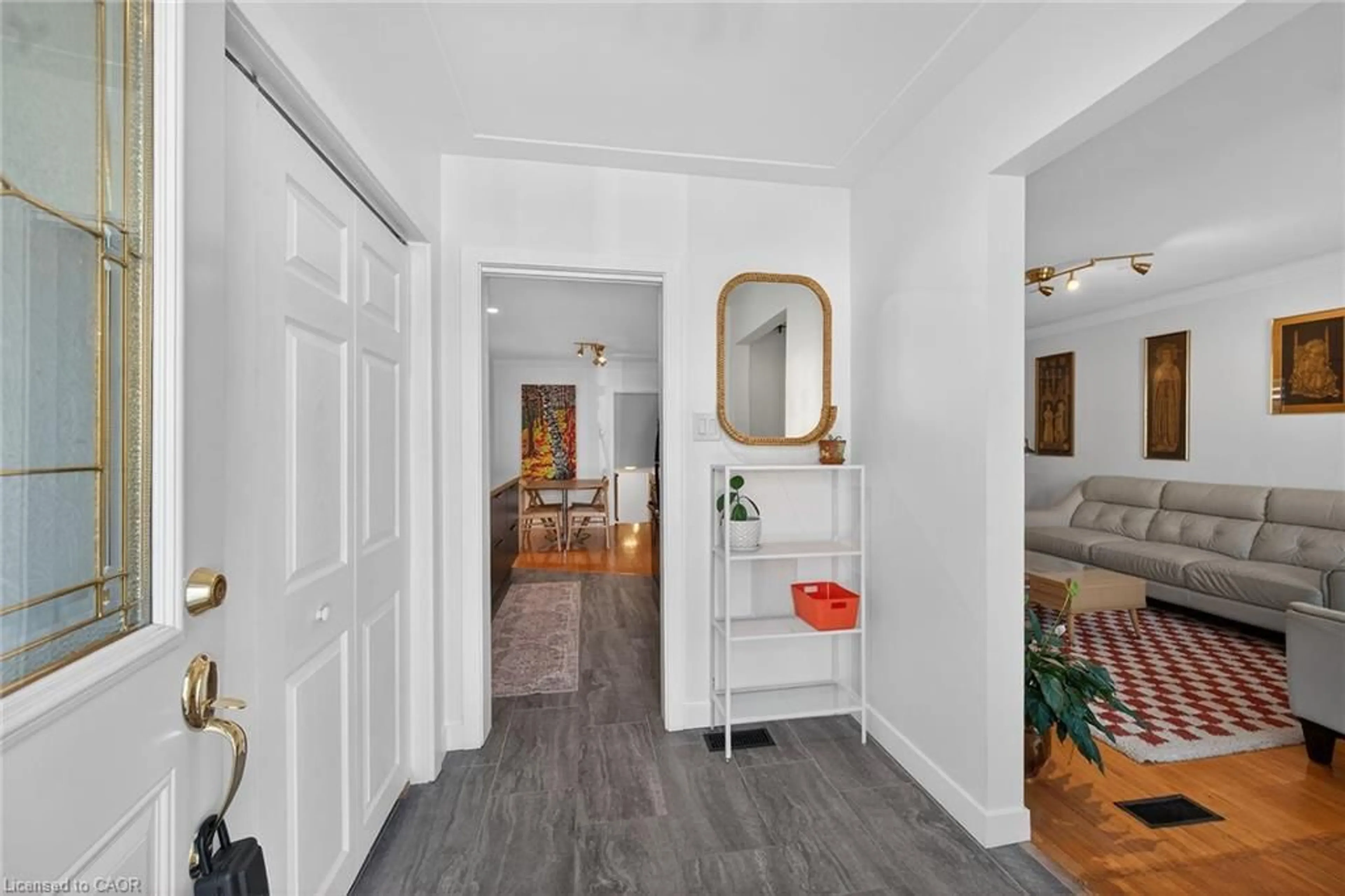 Indoor entryway for 280 Thayer Ave, Hamilton Ontario L9A 1J7