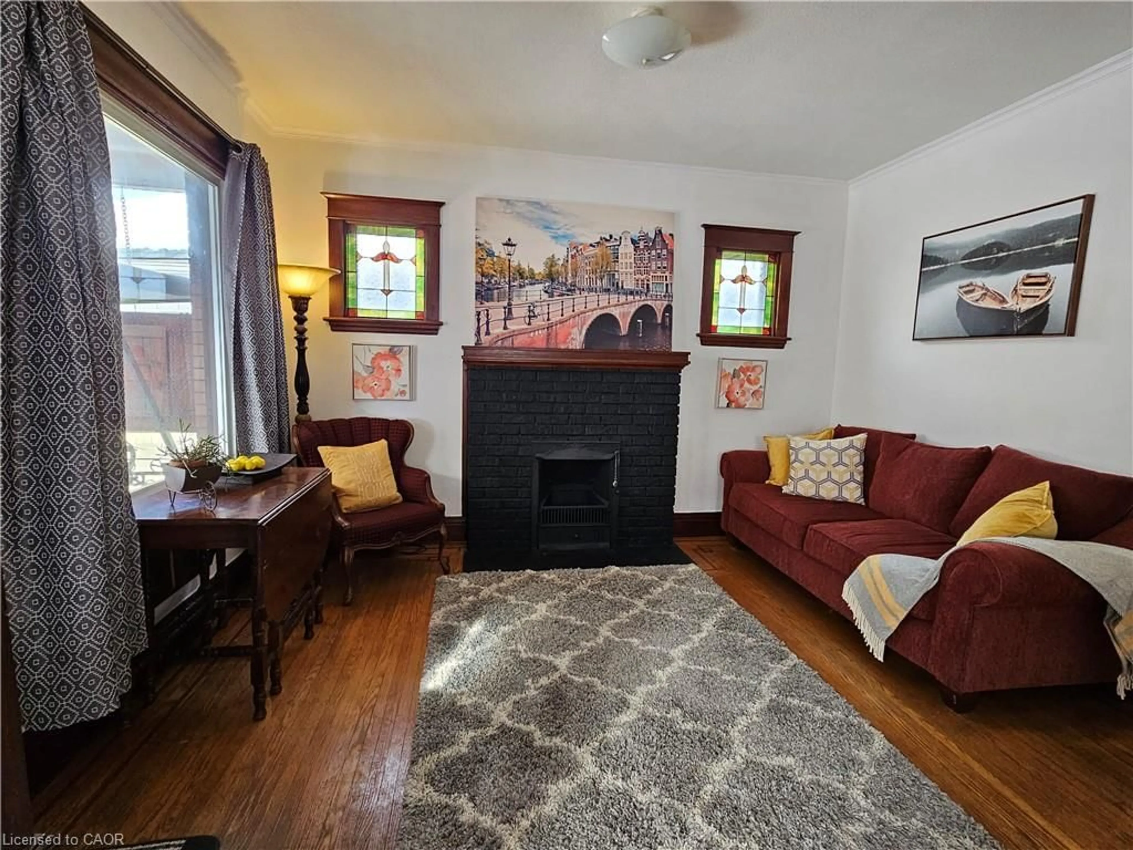 Living room with furniture, wood/laminate floor for 253 Grosvenor Ave, Hamilton Ontario L8M 3L8