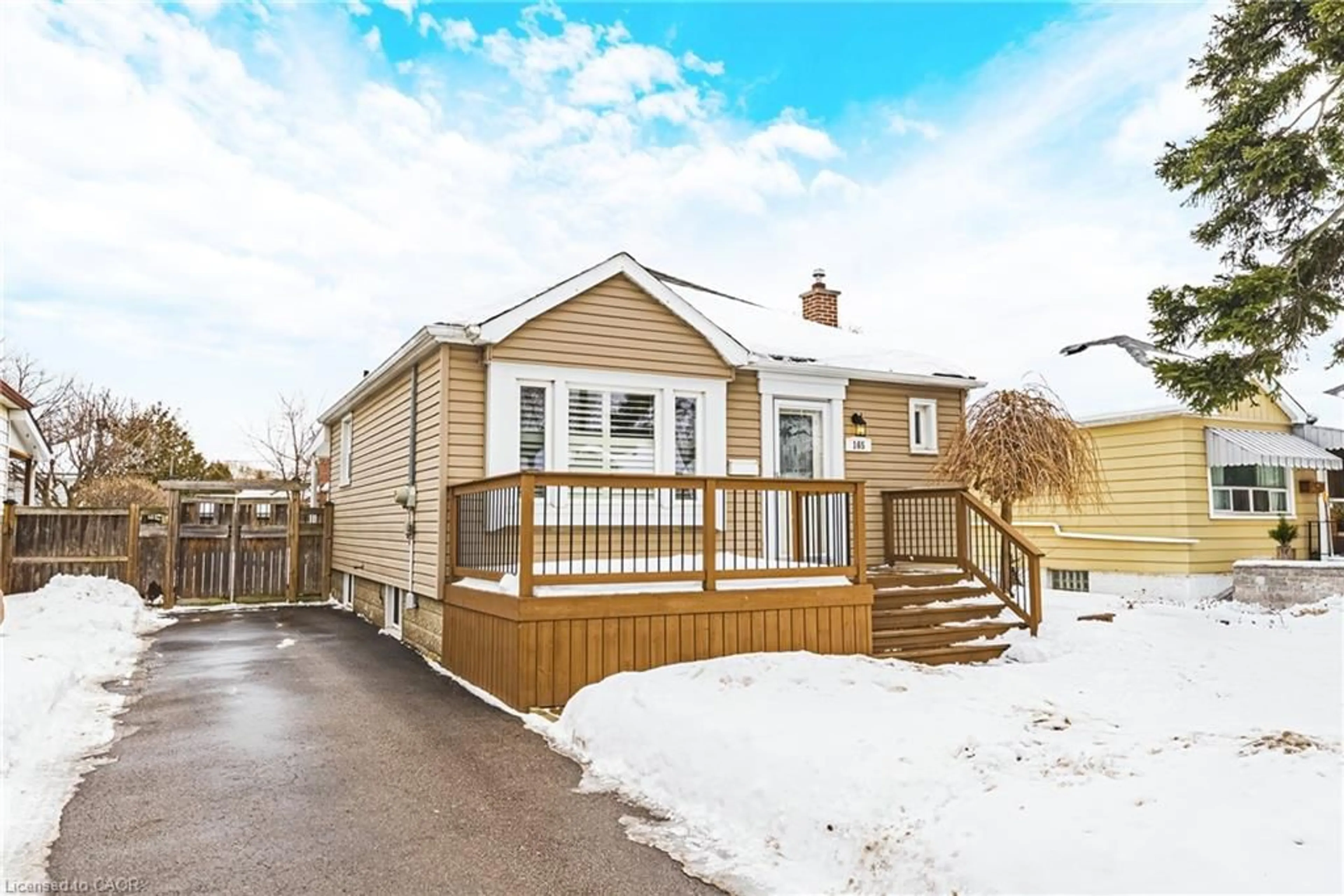 Home with vinyl exterior material, street for 165 38th St, Hamilton Ontario L8V 4E8