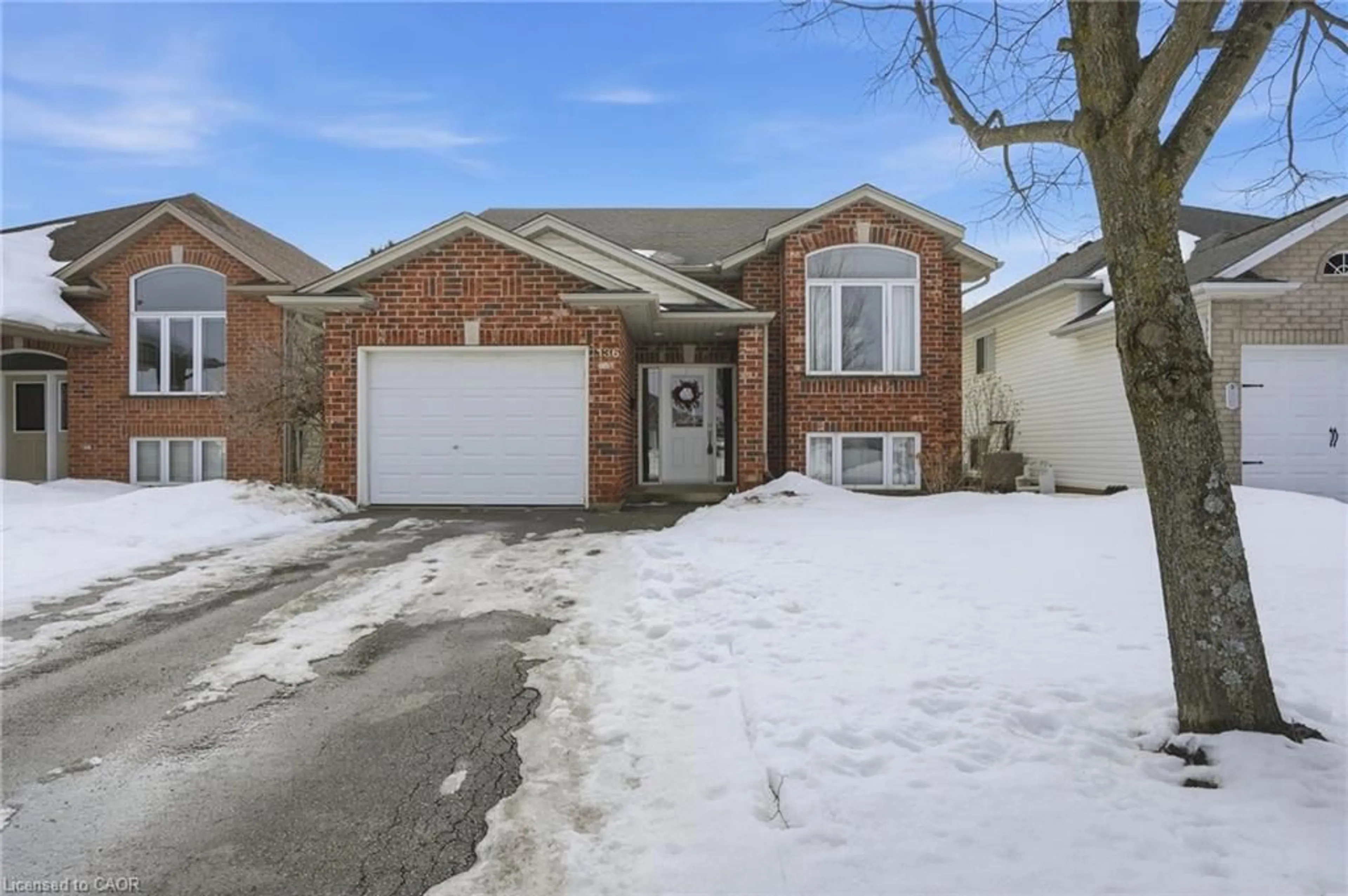 Home with brick exterior material, street for 136 Courtney Cres, Welland Ontario L3C 7H8
