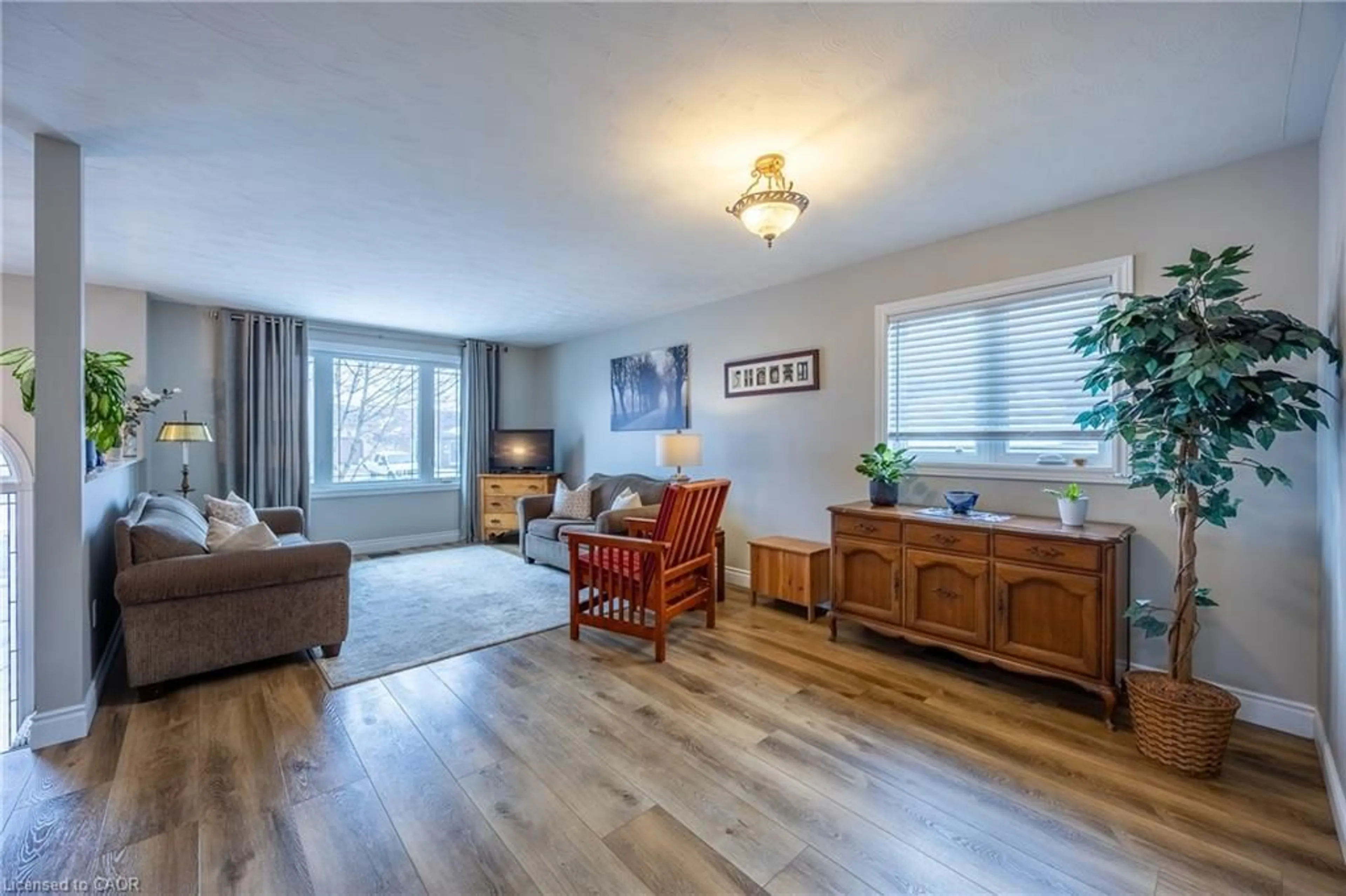 Living room with furniture, wood/laminate floor for 4 Glengary Cres, Caledonia Ontario N3W 2K9