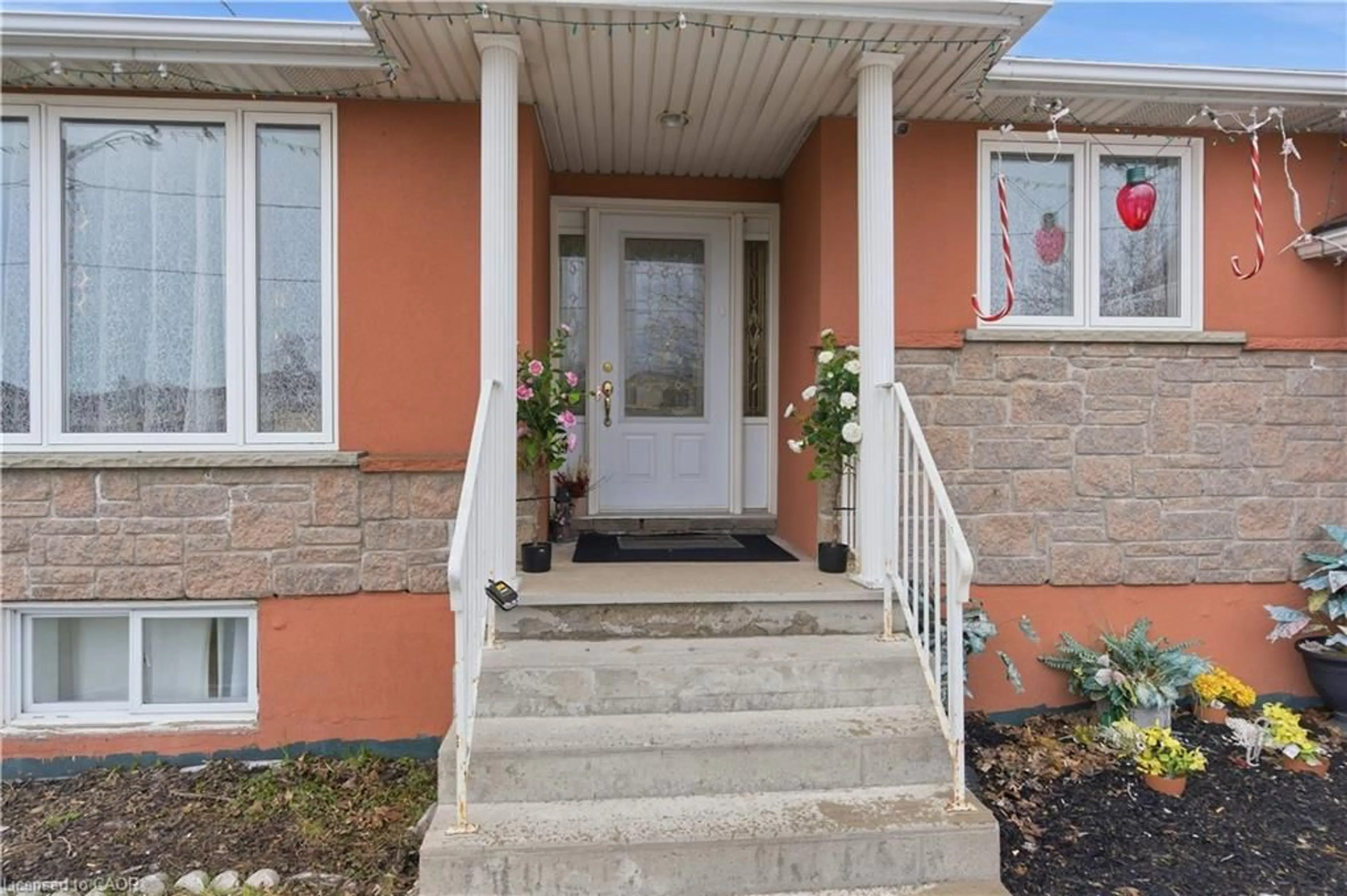 Indoor entryway for 916 Stone Church Rd, Hamilton Ontario L8W 1B1