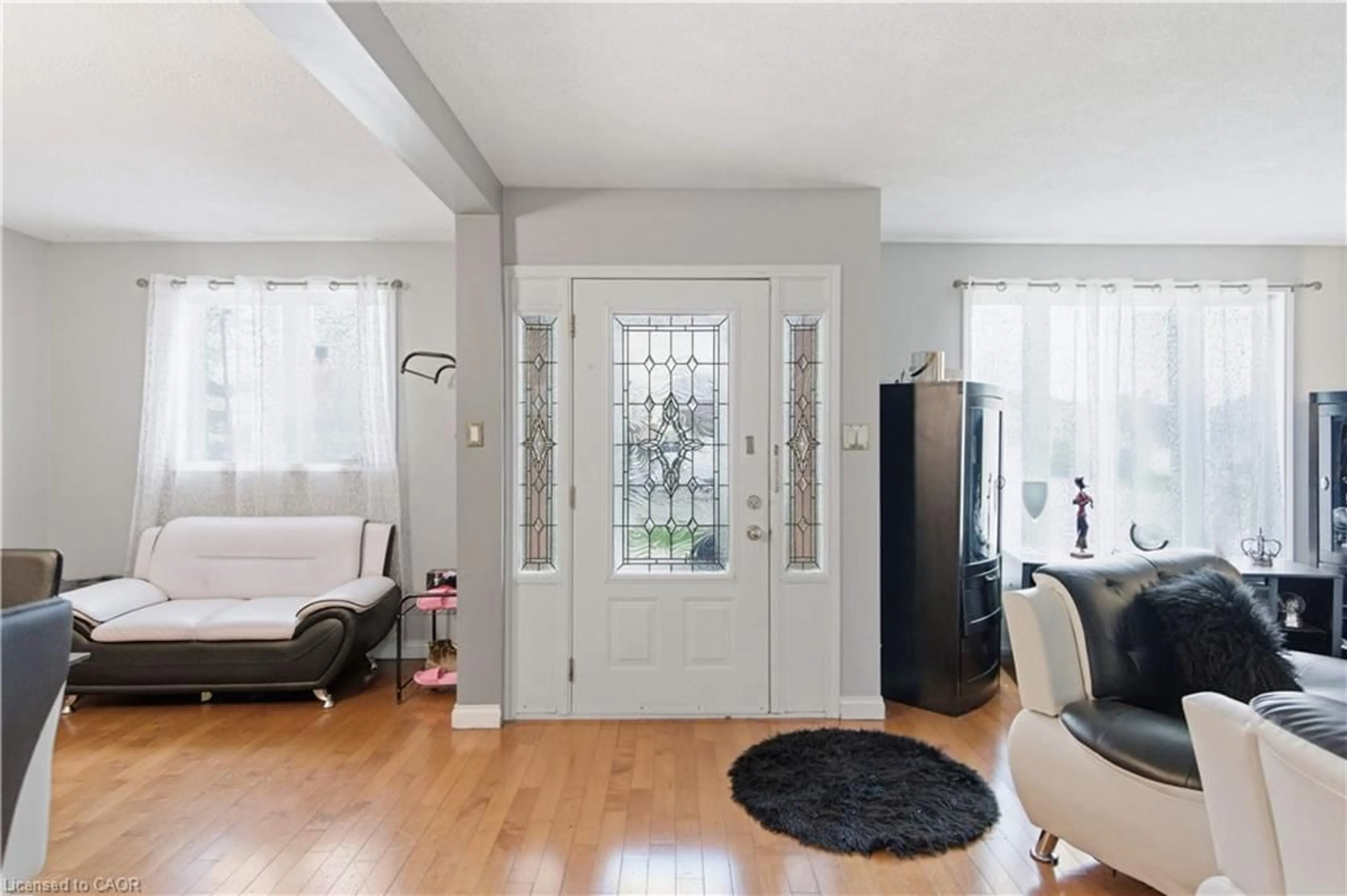 Indoor entryway for 916 Stone Church Rd, Hamilton Ontario L8W 1B1