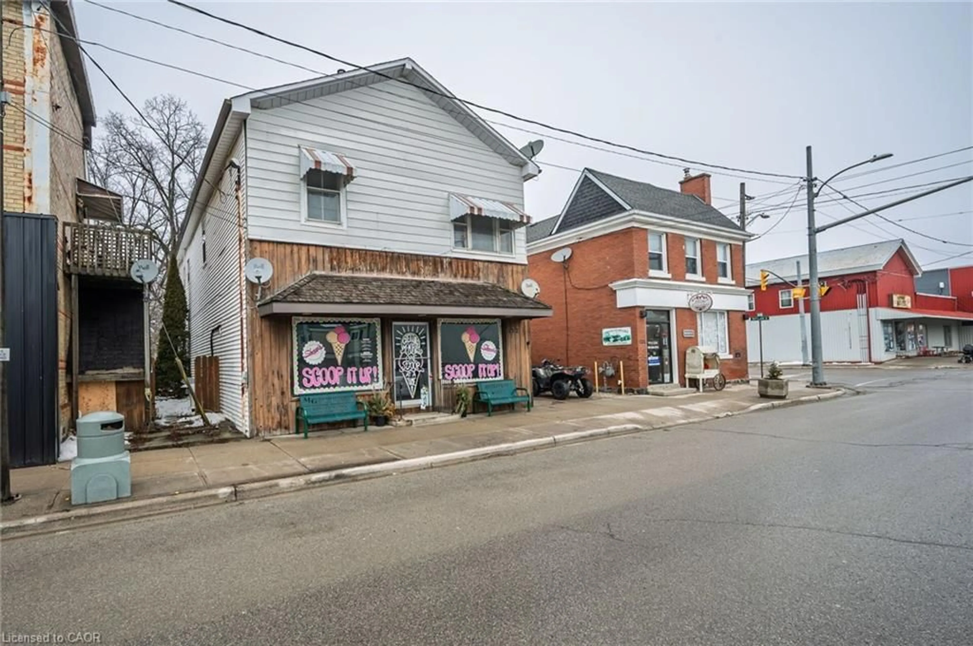 Patio, street for 122 King St, Burford Ontario N0E 1A0
