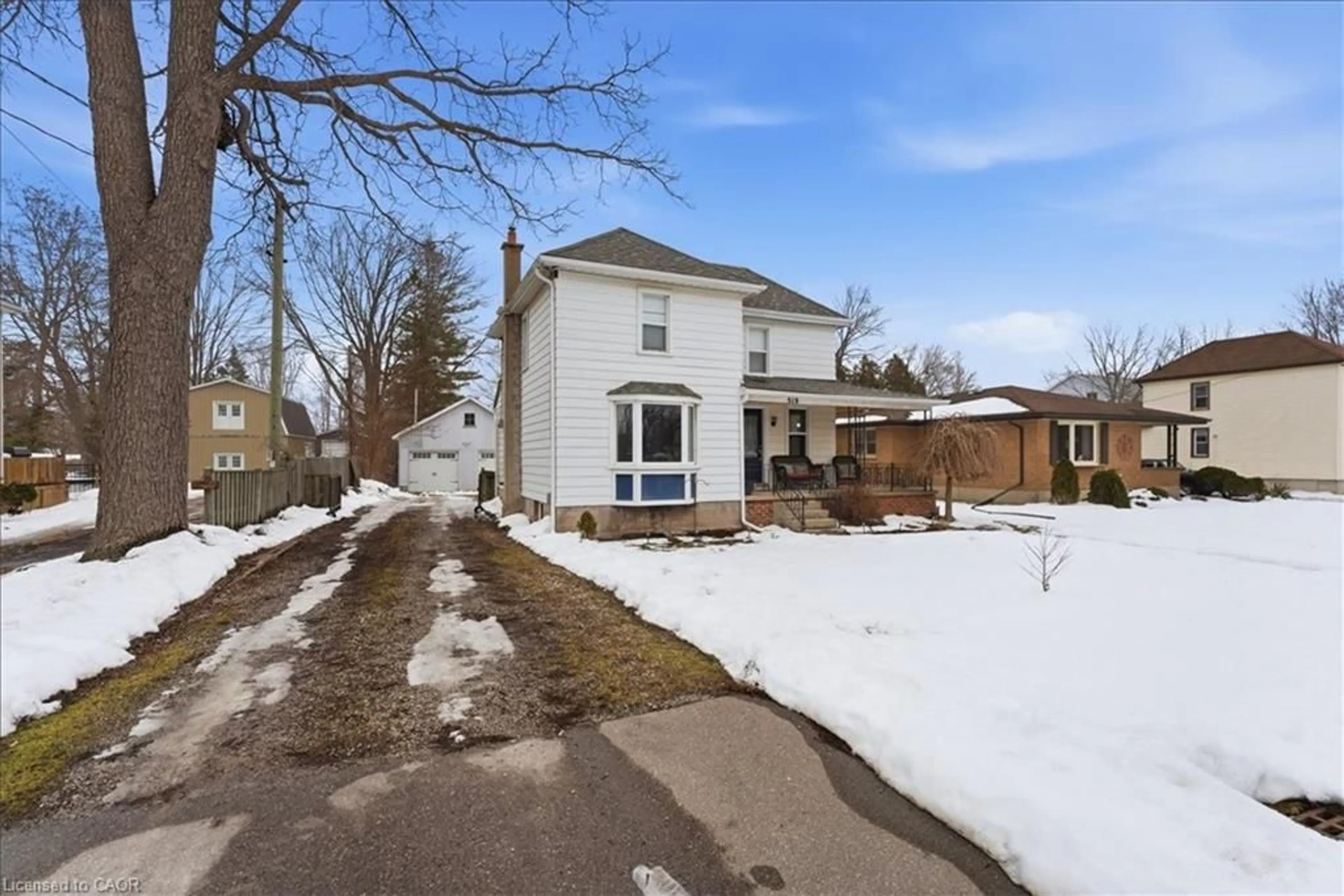 A pic from outside/outdoor area/front of a property/back of a property/a pic from drone, street for 519 Alder St, Dunnville Ontario N1A 1S2