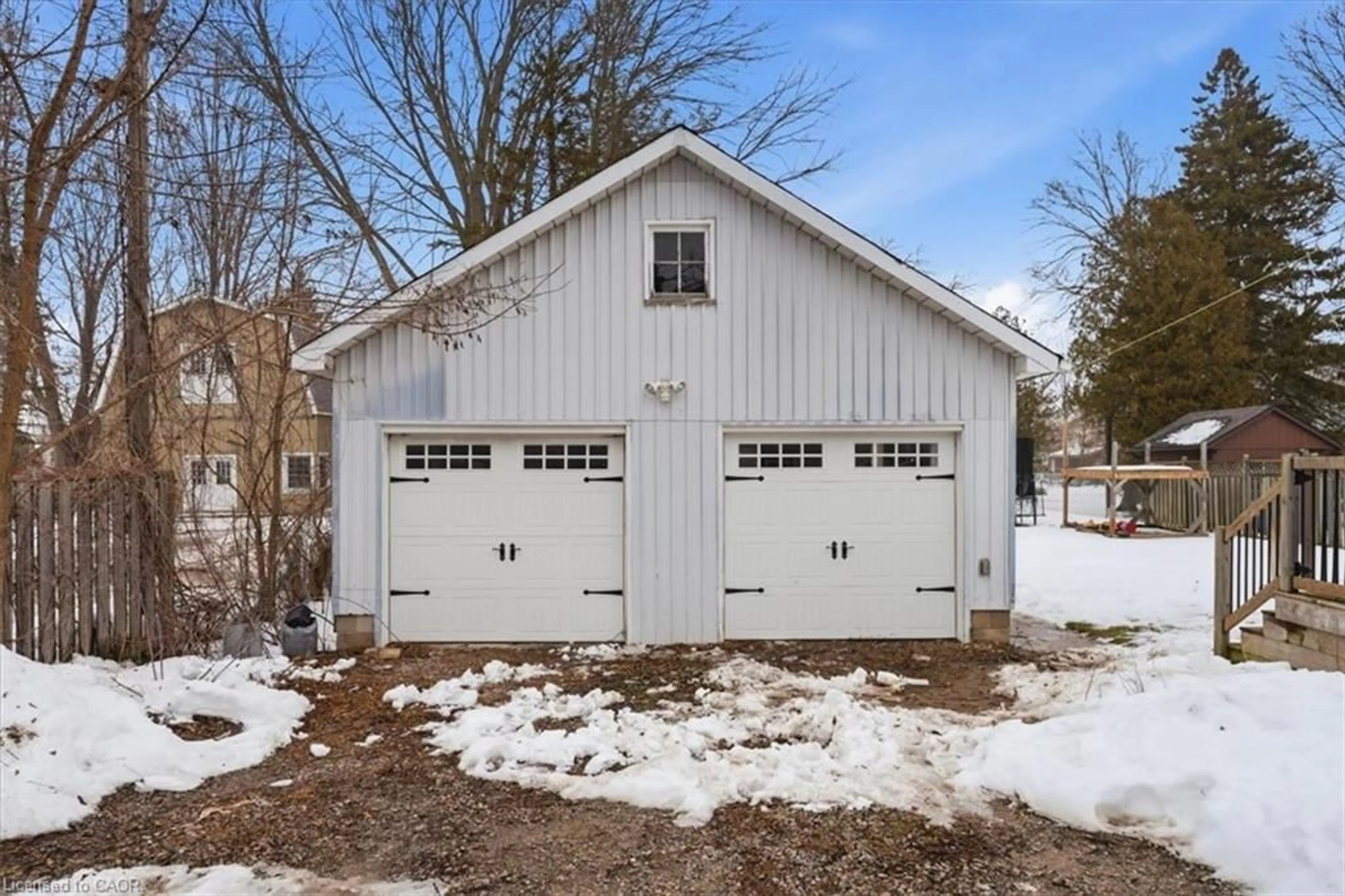 Indoor garage for 519 Alder St, Dunnville Ontario N1A 1S2