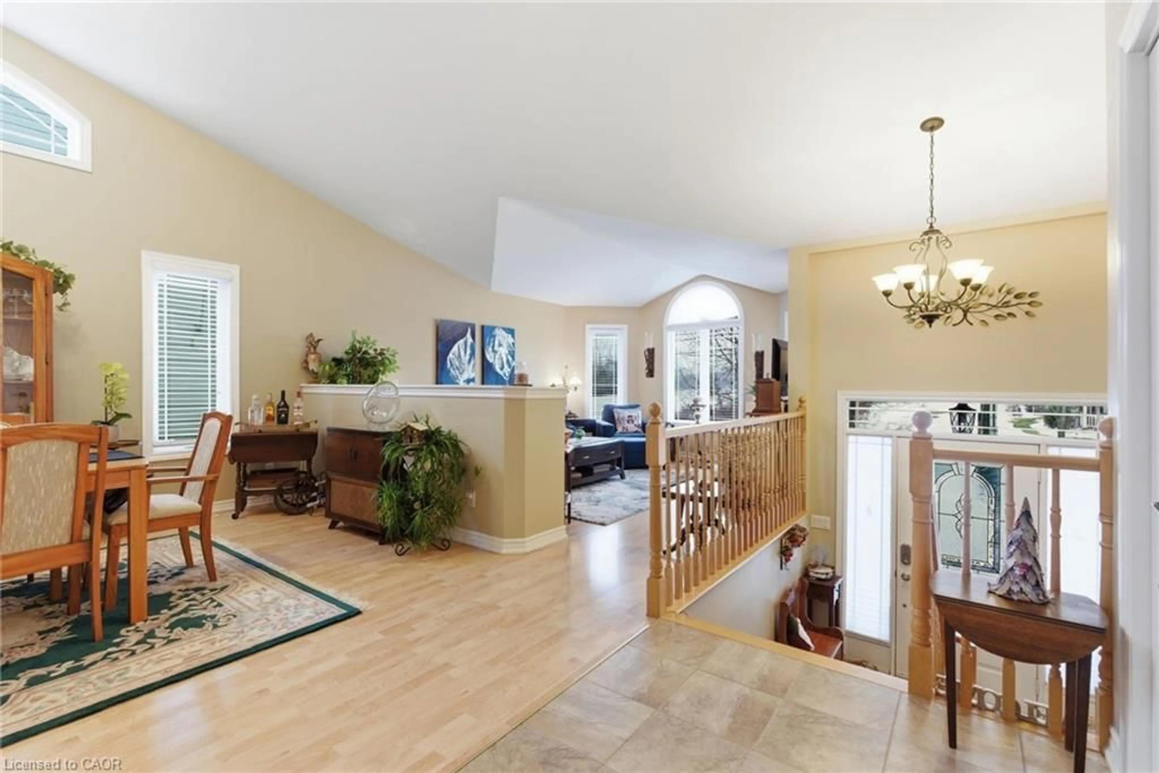 Indoor foyer for 6295 Townline Rd, Smithville Ontario L0R 2A0