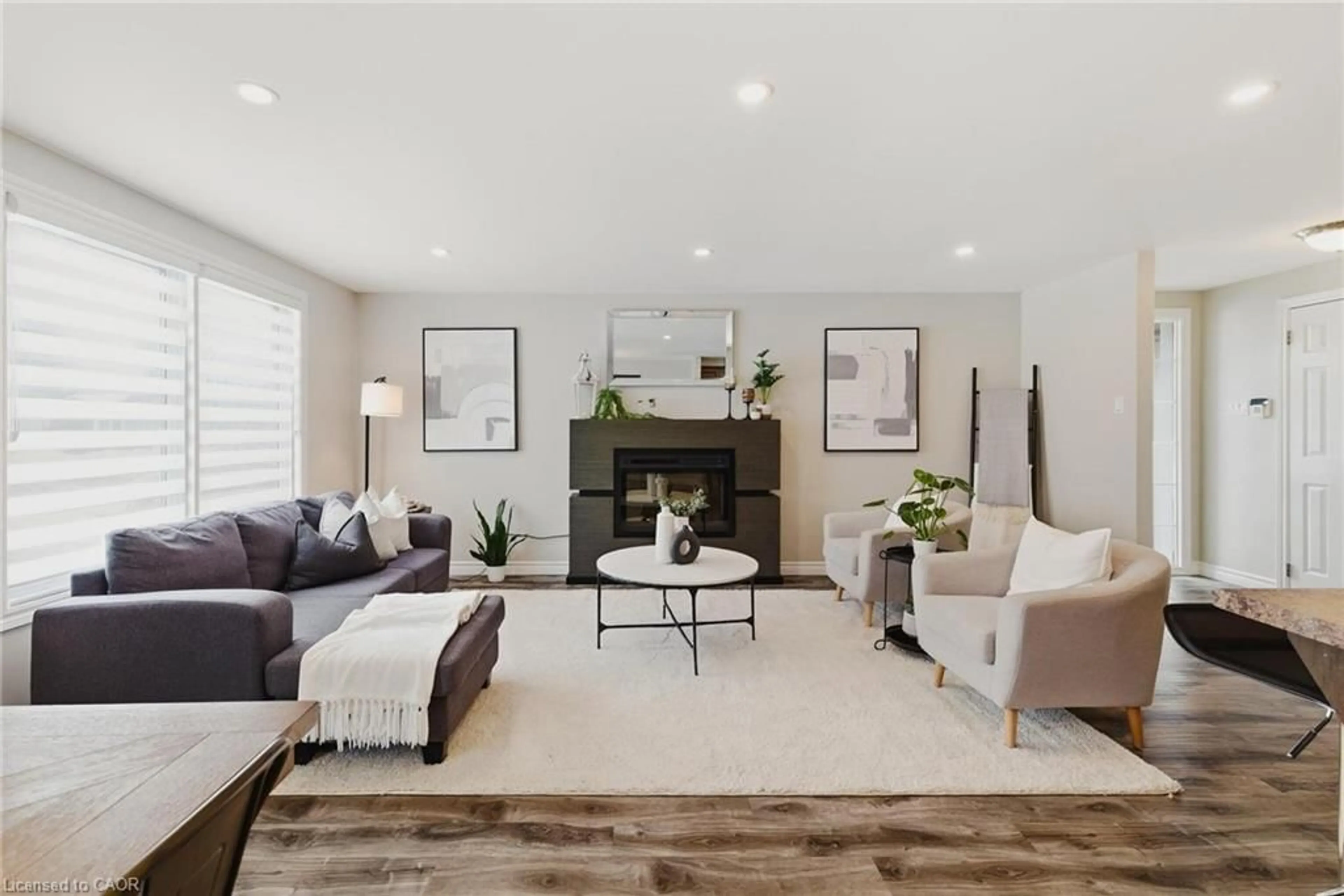 Living room with furniture, unknown for 322 Sandowne Dr, Waterloo Ontario N2K 1V8