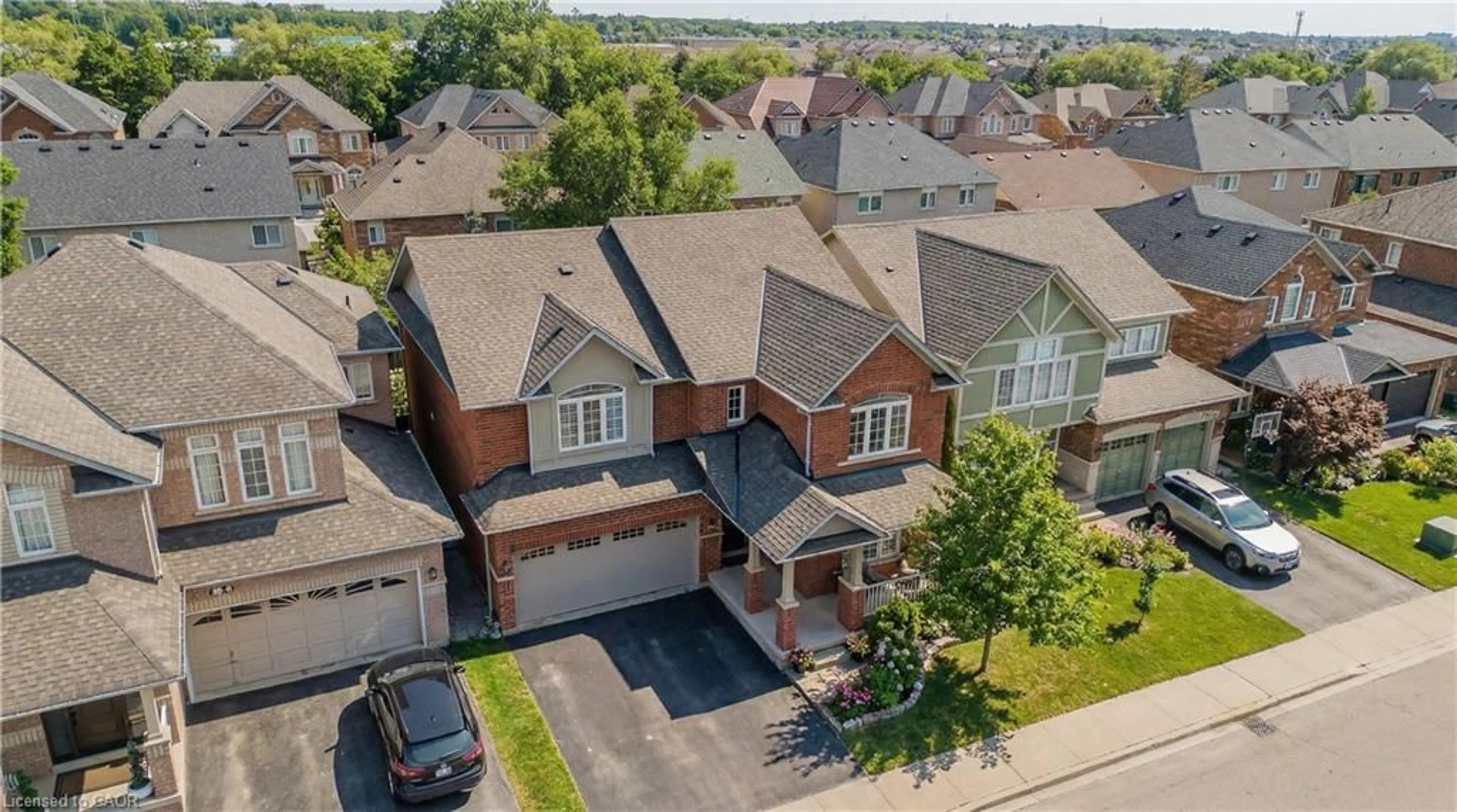 A pic from outside/outdoor area/front of a property/back of a property/a pic from drone, street for 2170 Jardine Cres, Burlington Ontario L7L 7K1