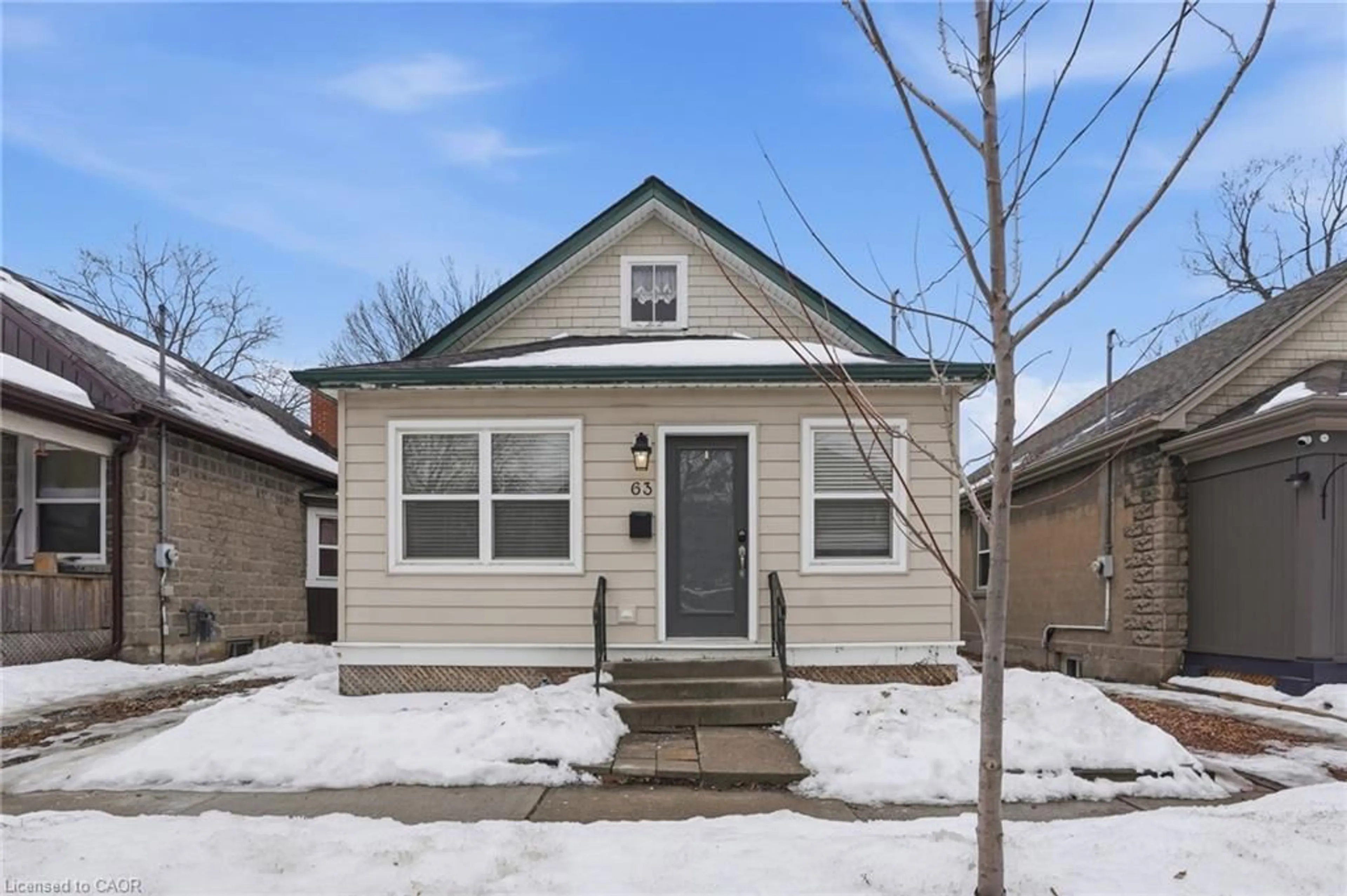Home with vinyl exterior material, street for 63 Woodland Ave, St. Catharines Ontario L2R 5A4