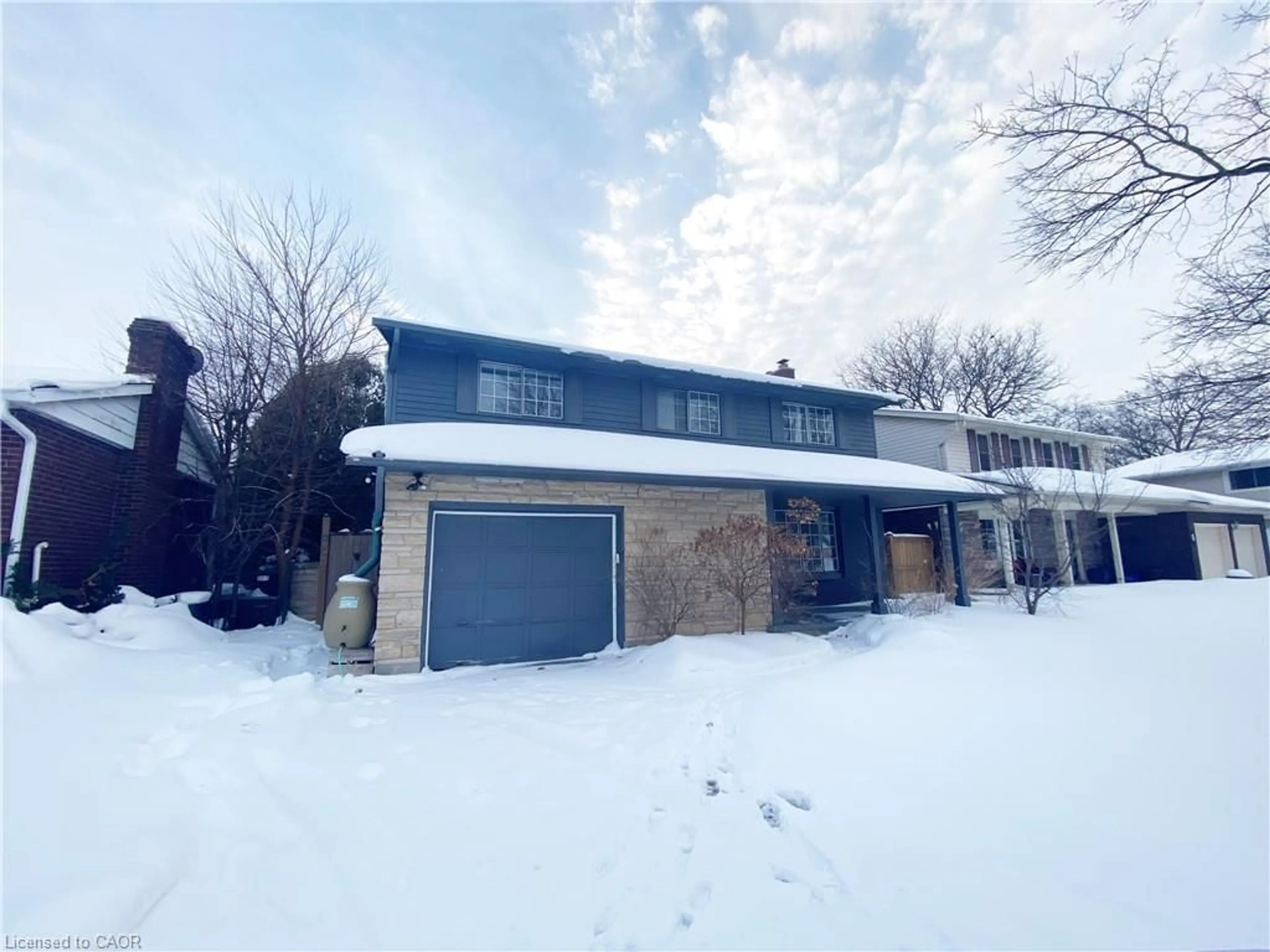 A pic from outside/outdoor area/front of a property/back of a property/a pic from drone, street for 64 Alderwood Cres, Cambridge Ontario N1S 3T1