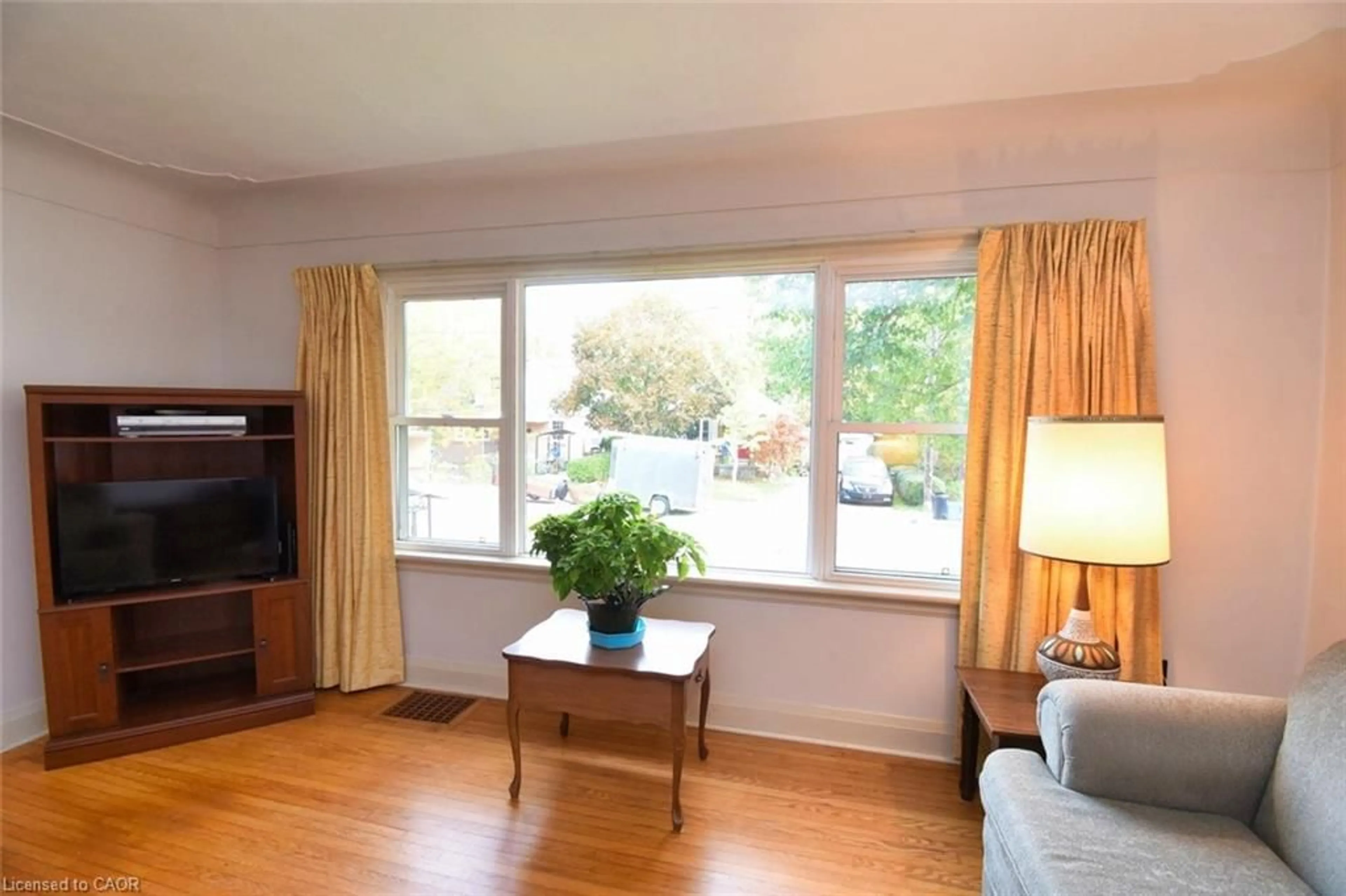 Living room with furniture, wood/laminate floor for 17 Concord Ave, Dundas Ontario L9H 1R5