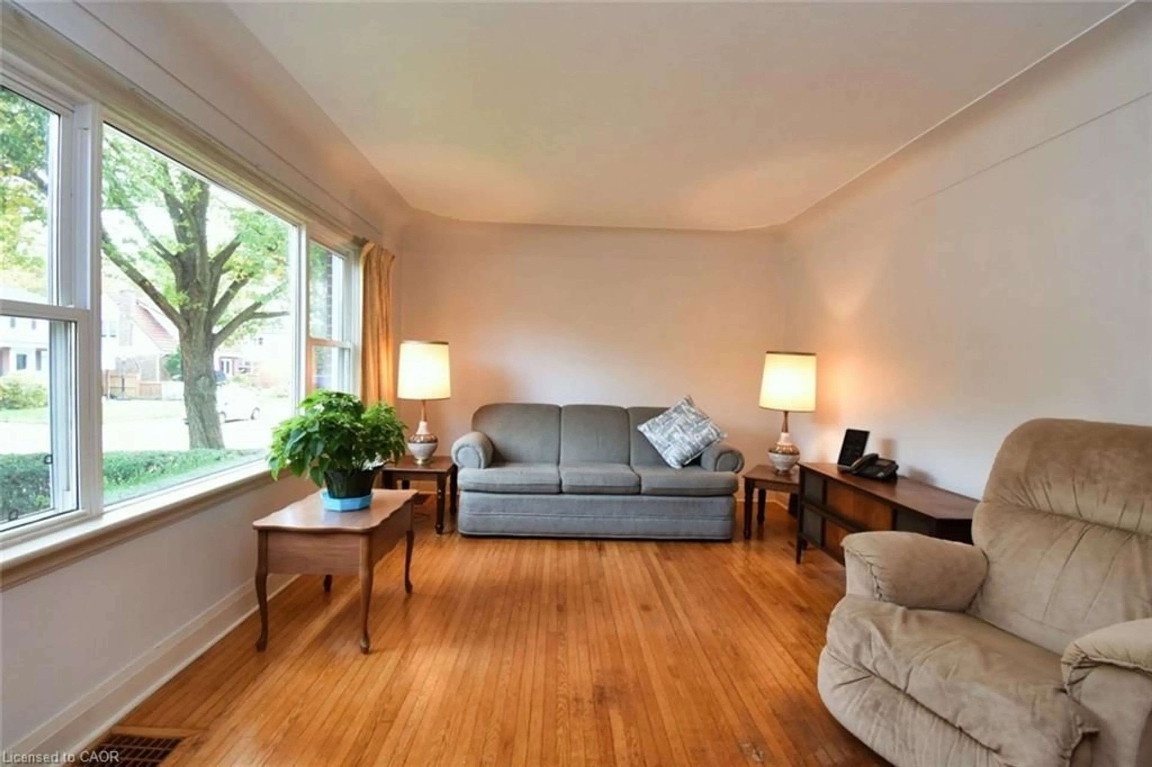 Living room with furniture, wood/laminate floor for 17 Concord Ave, Dundas Ontario L9H 1R5