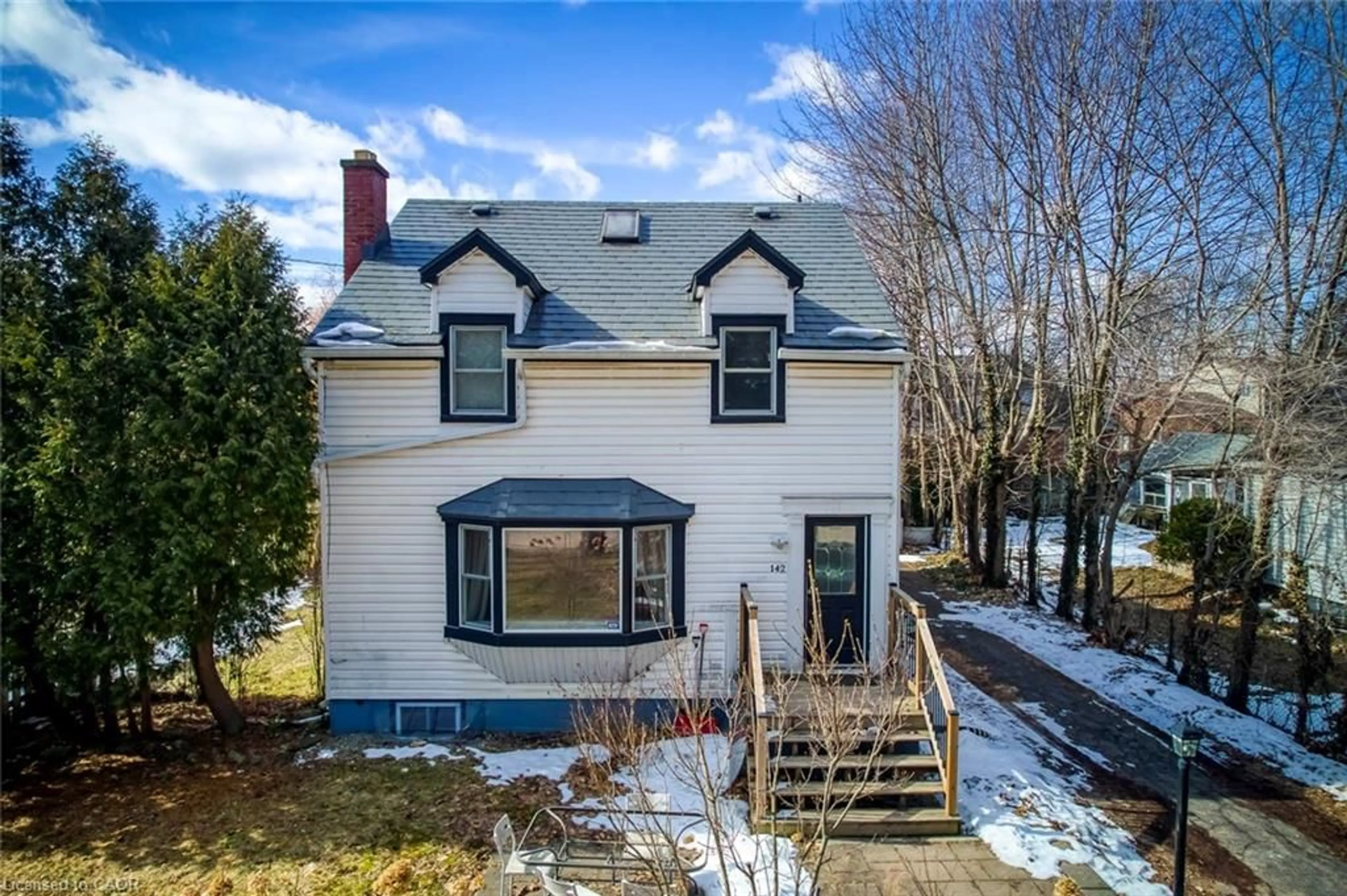 A pic from outside/outdoor area/front of a property/back of a property/a pic from drone, street for 142 Ewen Rd, Hamilton Ontario L8S 3C7