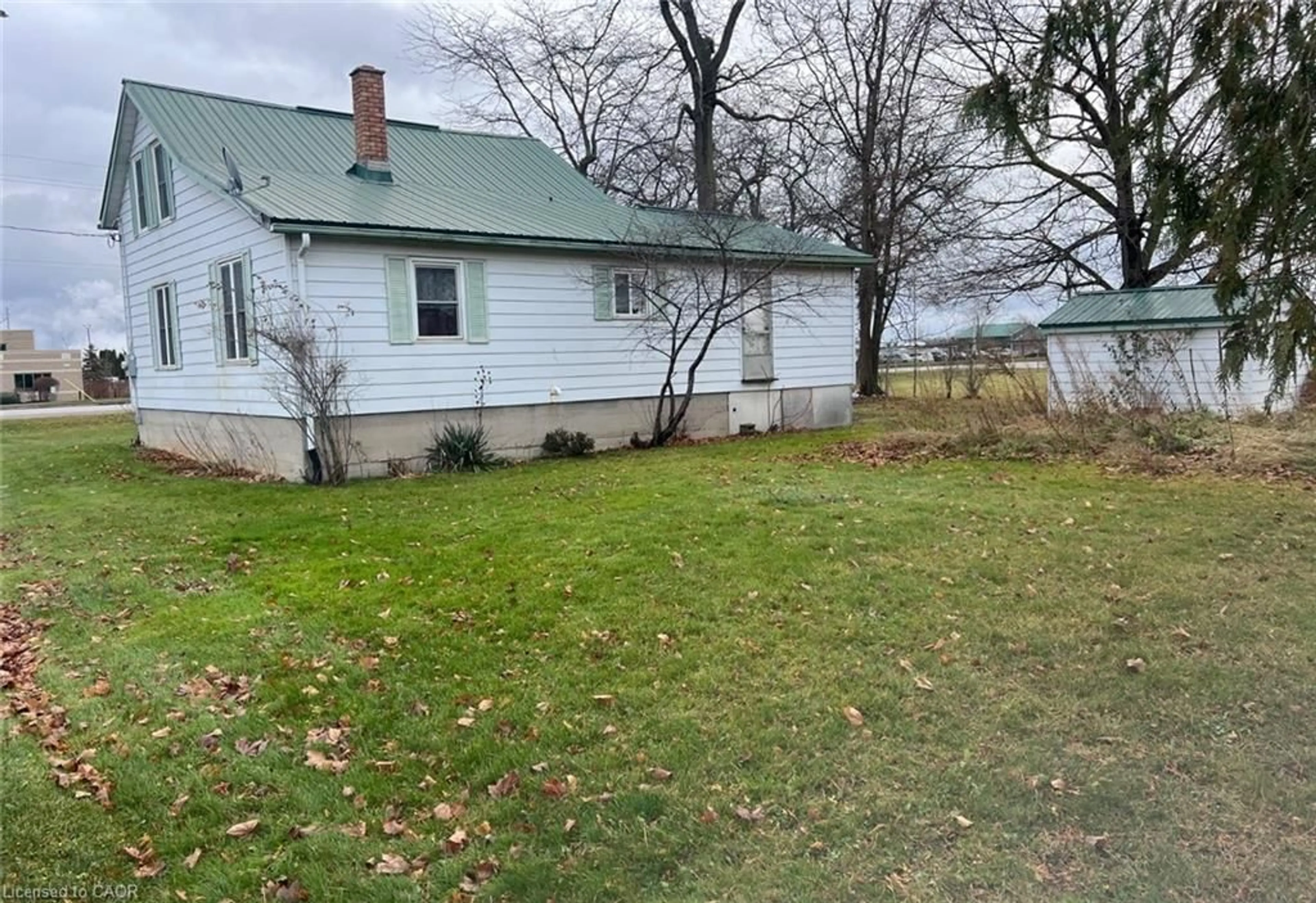 A pic from outside/outdoor area/front of a property/back of a property/a pic from drone, street for 10489 John St, Aylmer Ontario N5H 2R3