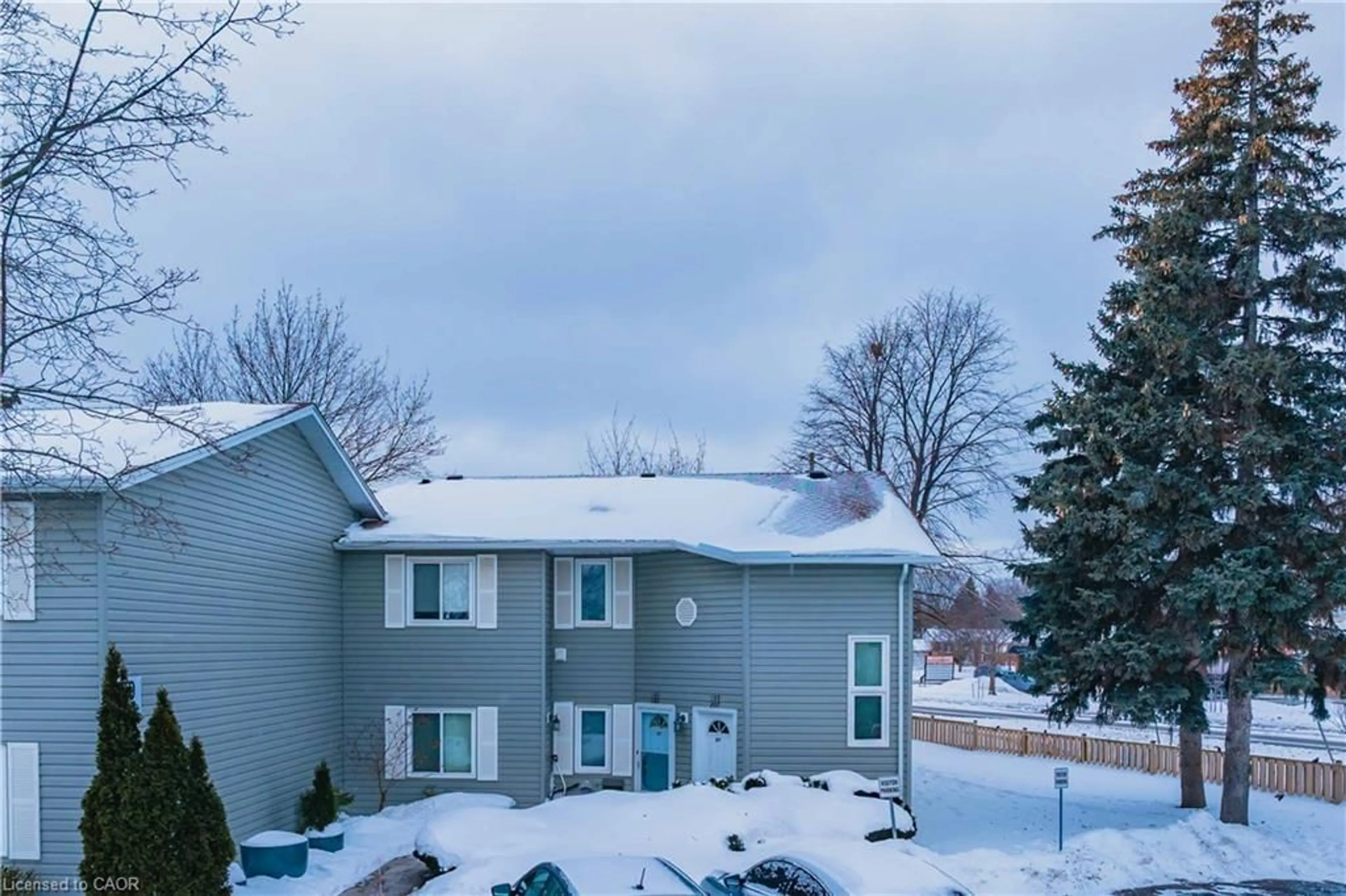 A pic from outside/outdoor area/front of a property/back of a property/a pic from drone, unknown for 189 Dorchester Blvd #207, St. Catharines Ontario L2M 7V8