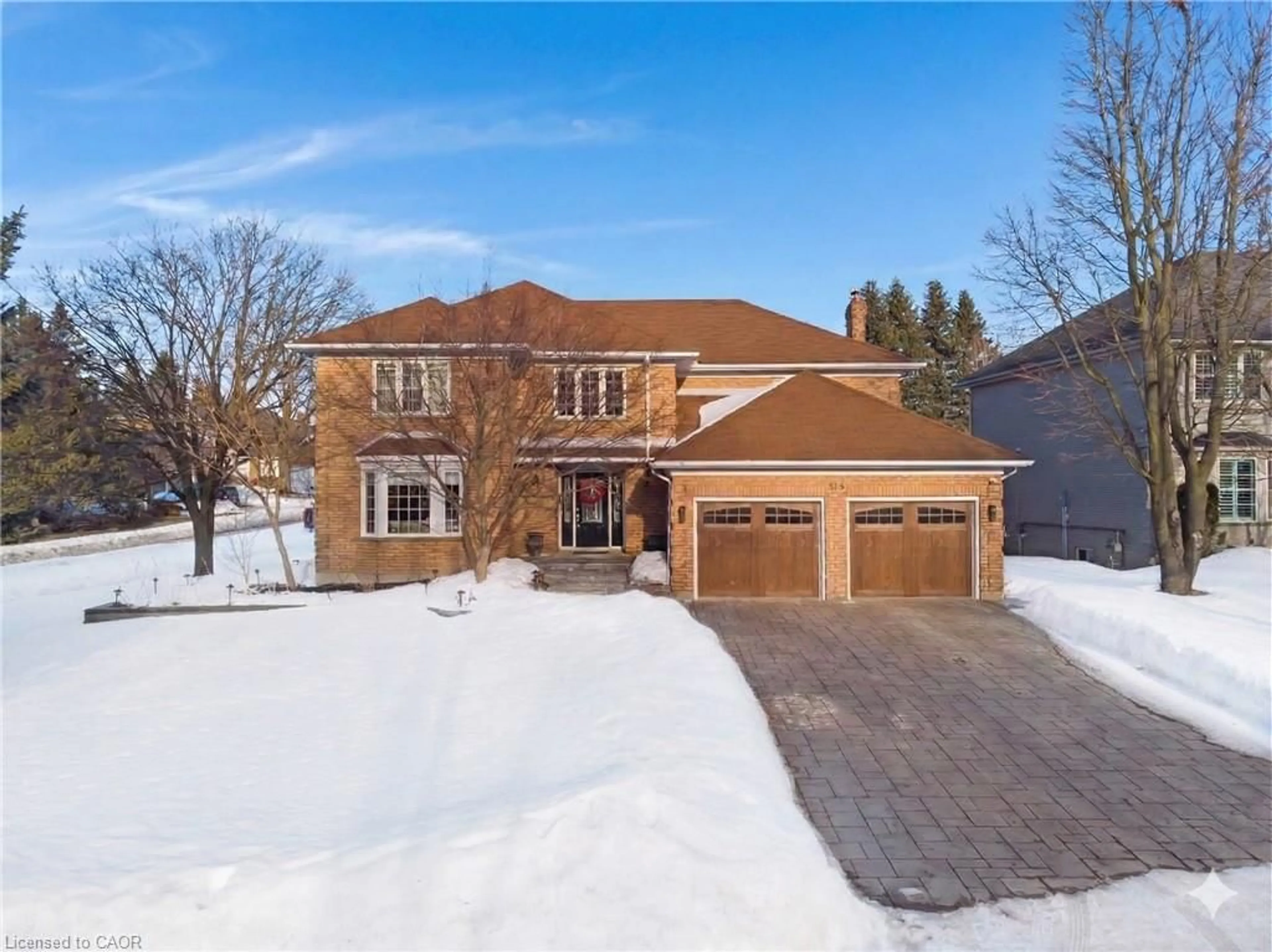 A pic from outside/outdoor area/front of a property/back of a property/a pic from drone, street for 585 Wingrove Crt, Waterloo Ontario N2T 2C1