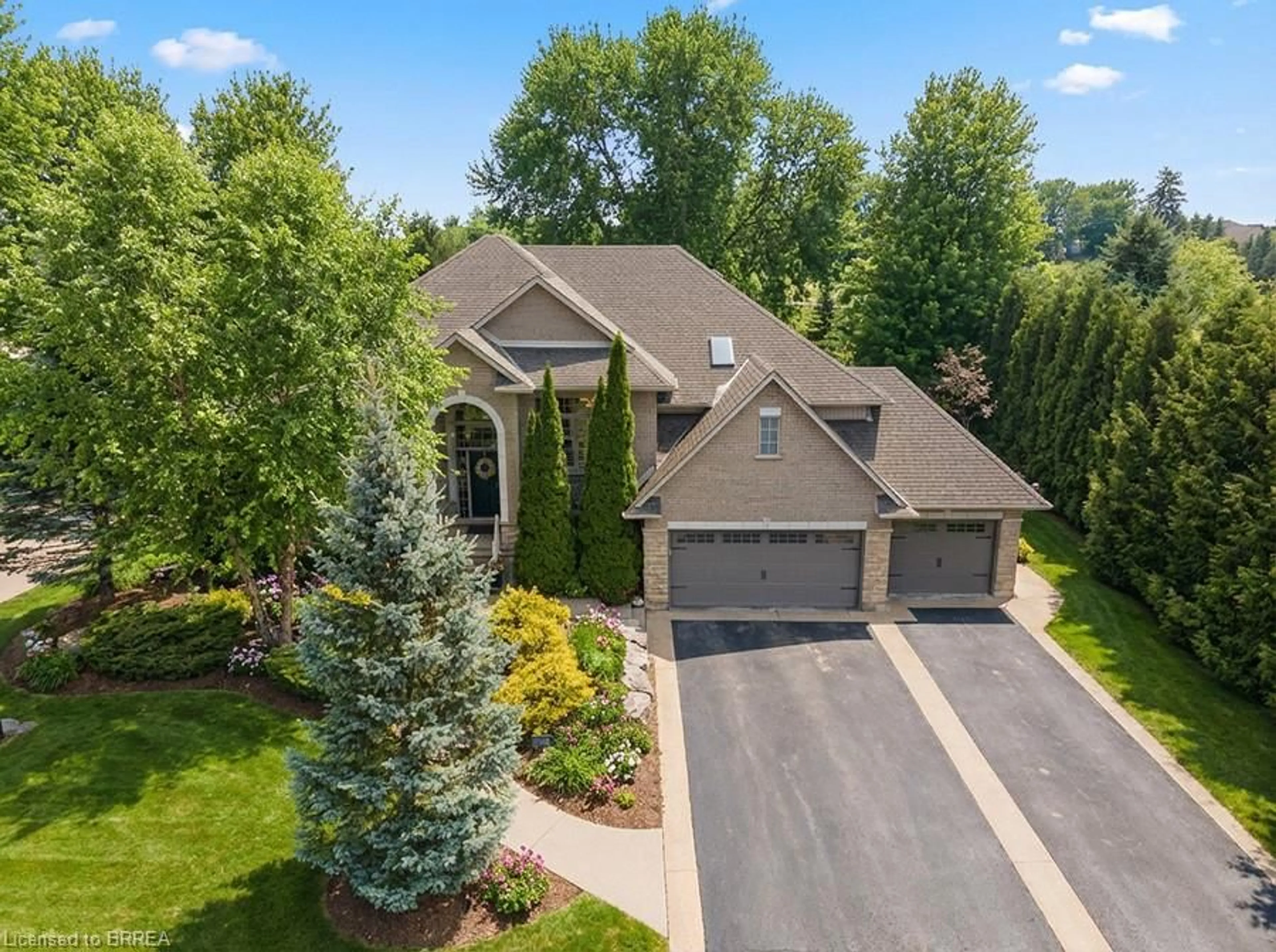 A pic from outside/outdoor area/front of a property/back of a property/a pic from drone, unknown for 1 Franks Lane, Brantford Ontario N3T 5L7