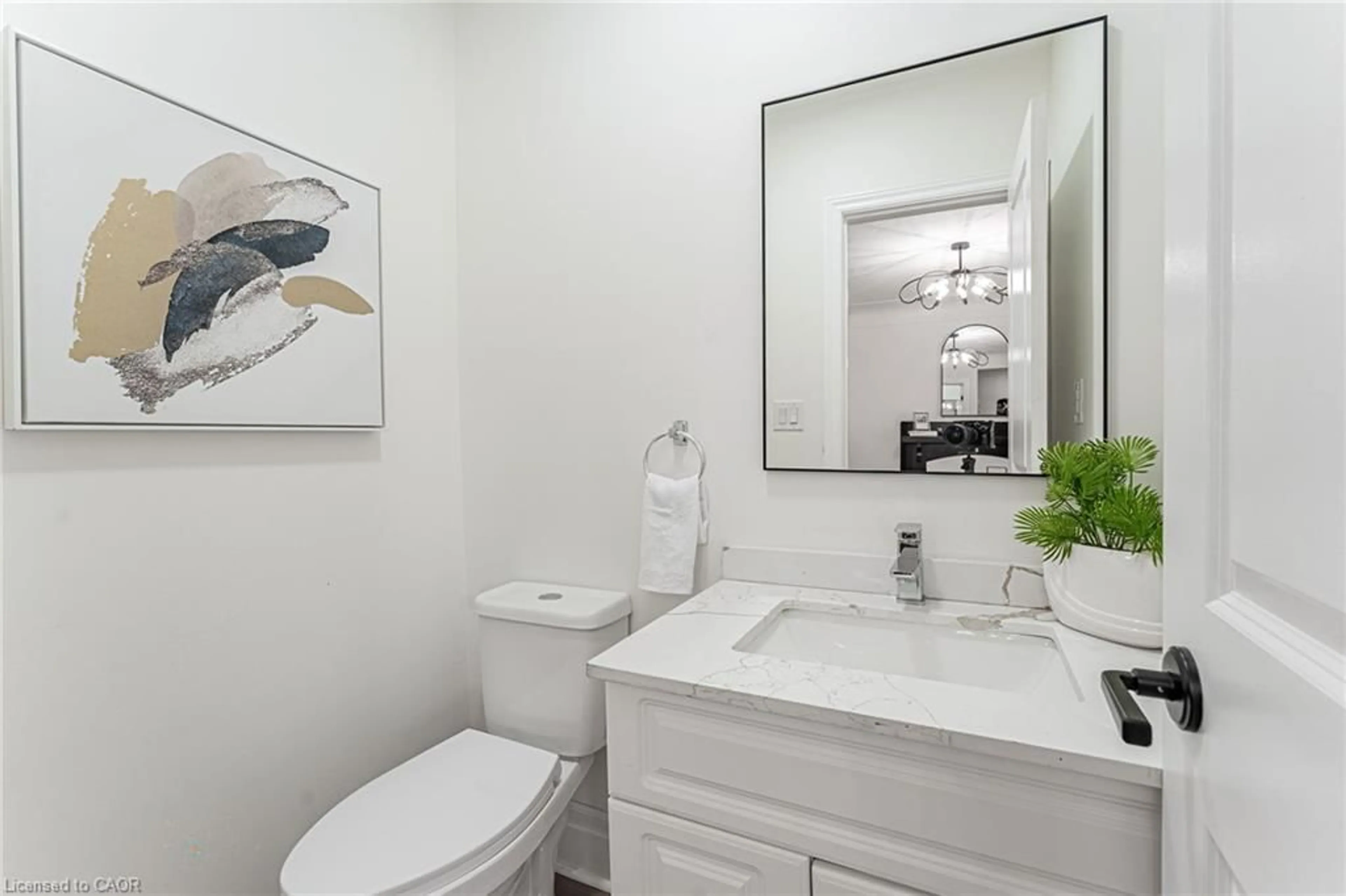 Standard bathroom, ceramic/tile floor for 15 Barnesdale Ave, Hamilton Ontario L8L 6R4