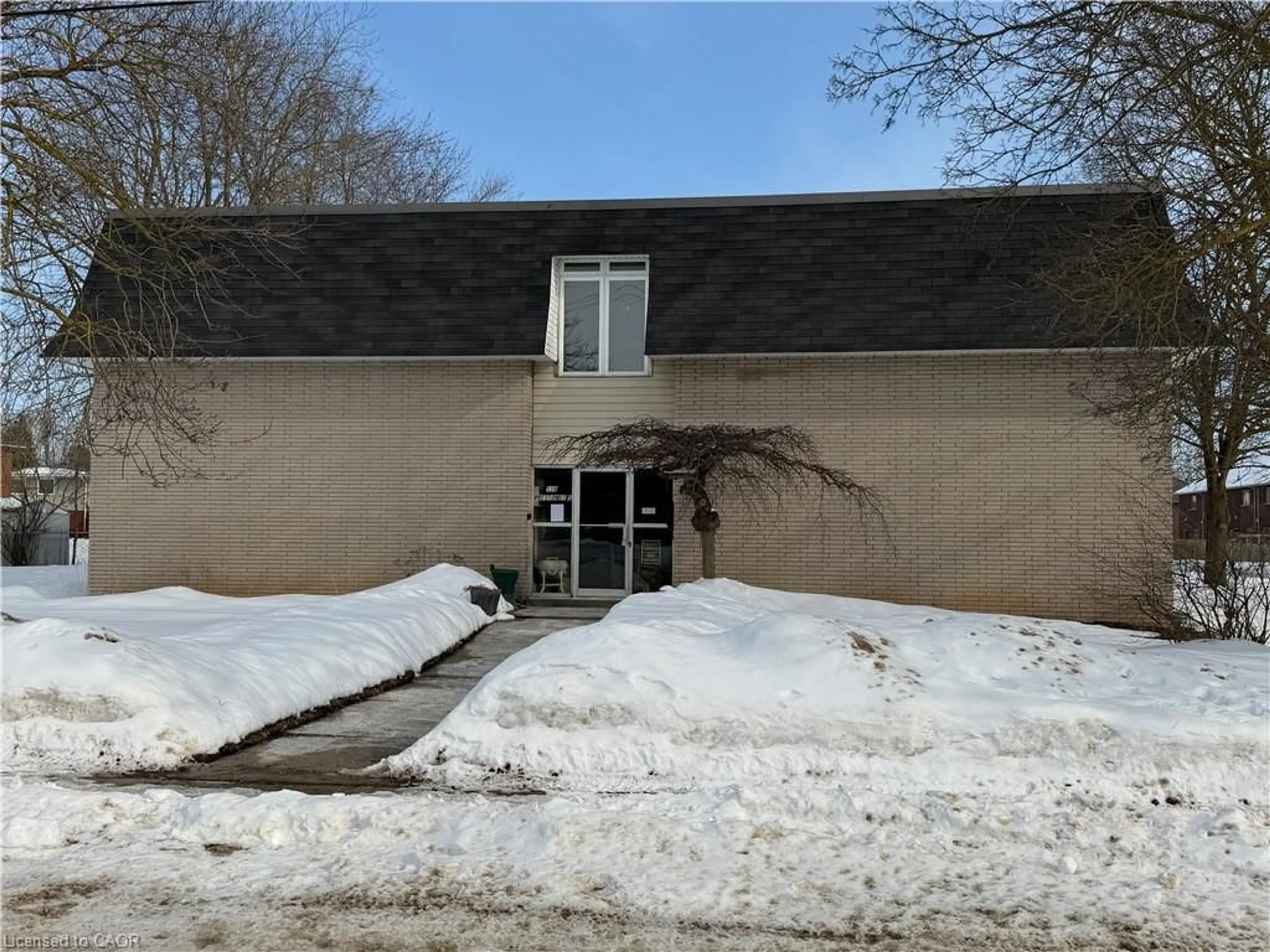 Indoor foyer for 118 Preston St #104, Arthur Ontario N0G 1A0