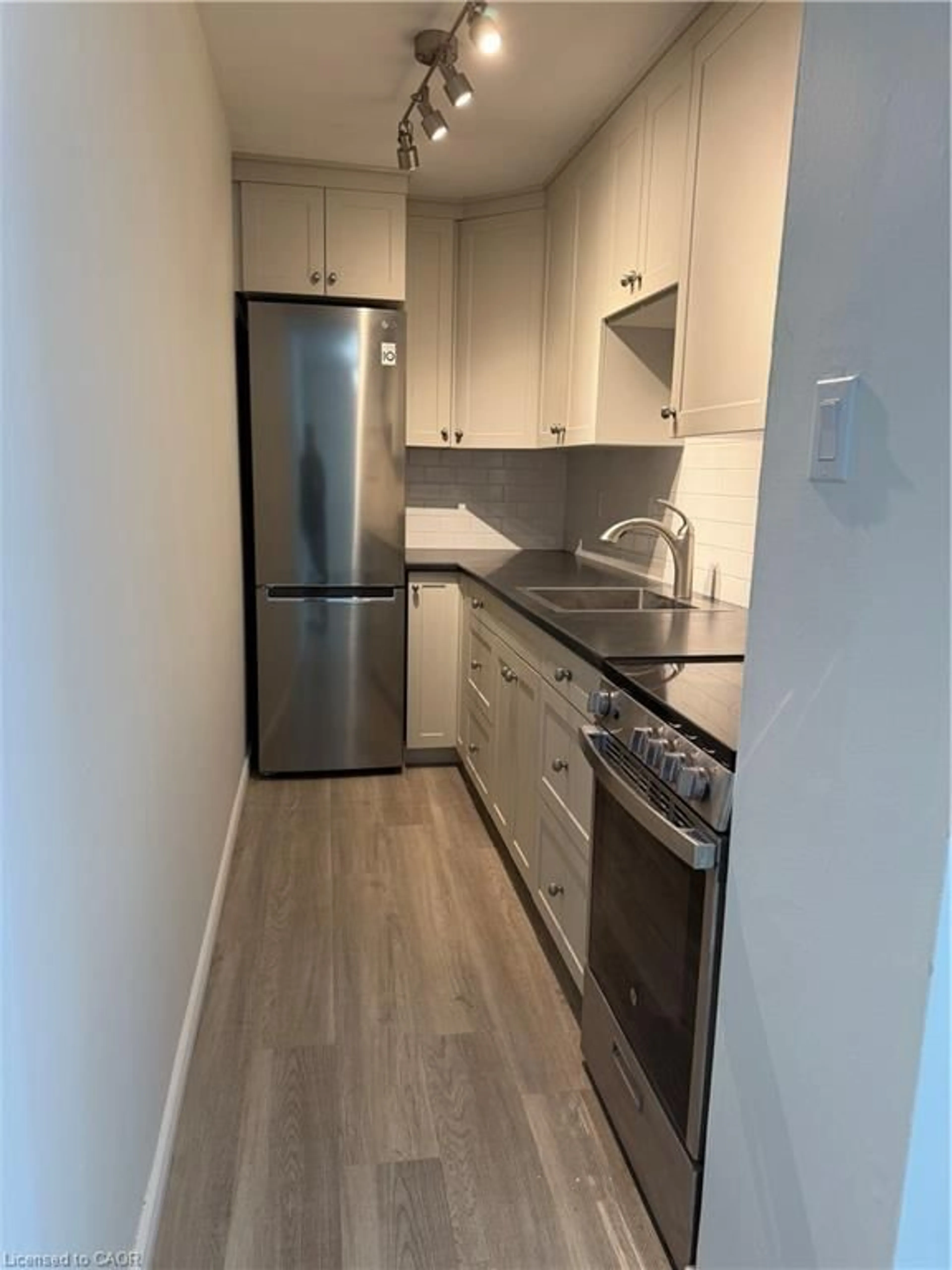 Standard kitchen, wood/laminate floor for 118 Preston St #104, Arthur Ontario N0G 1A0