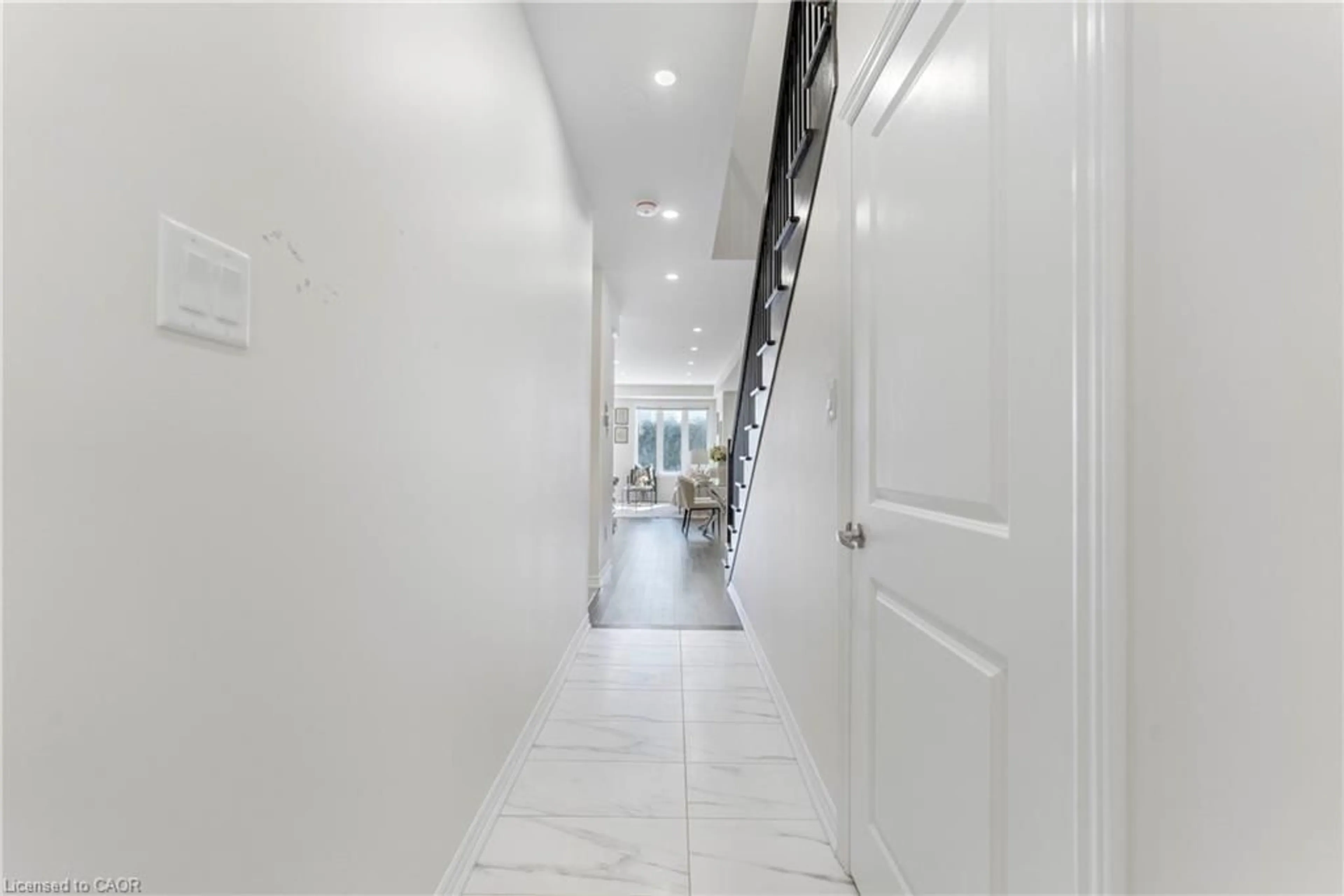 Indoor foyer for 1426 Oakmont Common, Burlington Ontario L7P 0V8