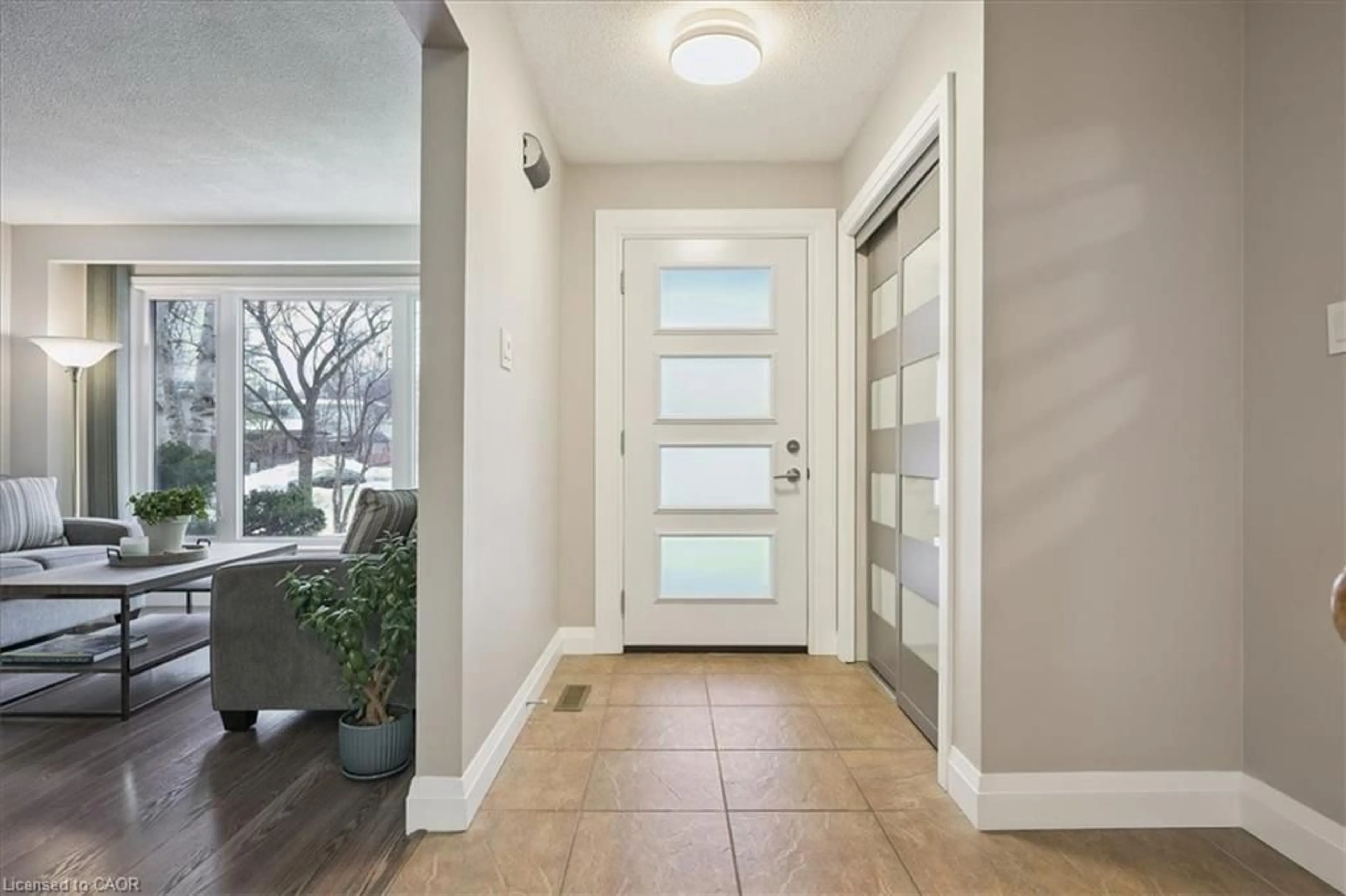 Indoor entryway for 2387 Rushbury Crt, Burlington Ontario L7P 3V8