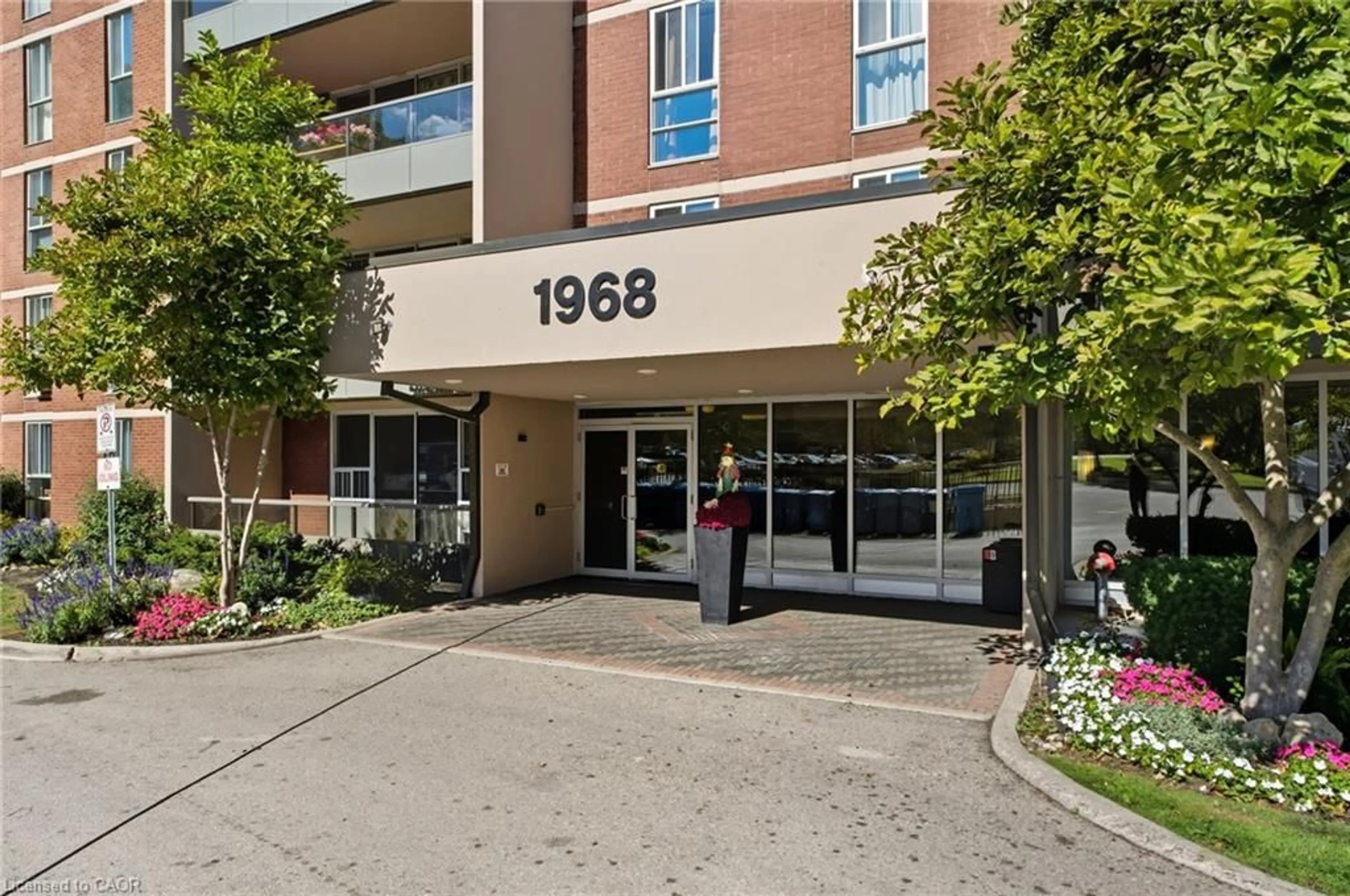 Indoor foyer for 1968 Main St #1103, Hamilton Ontario L8S 1J7