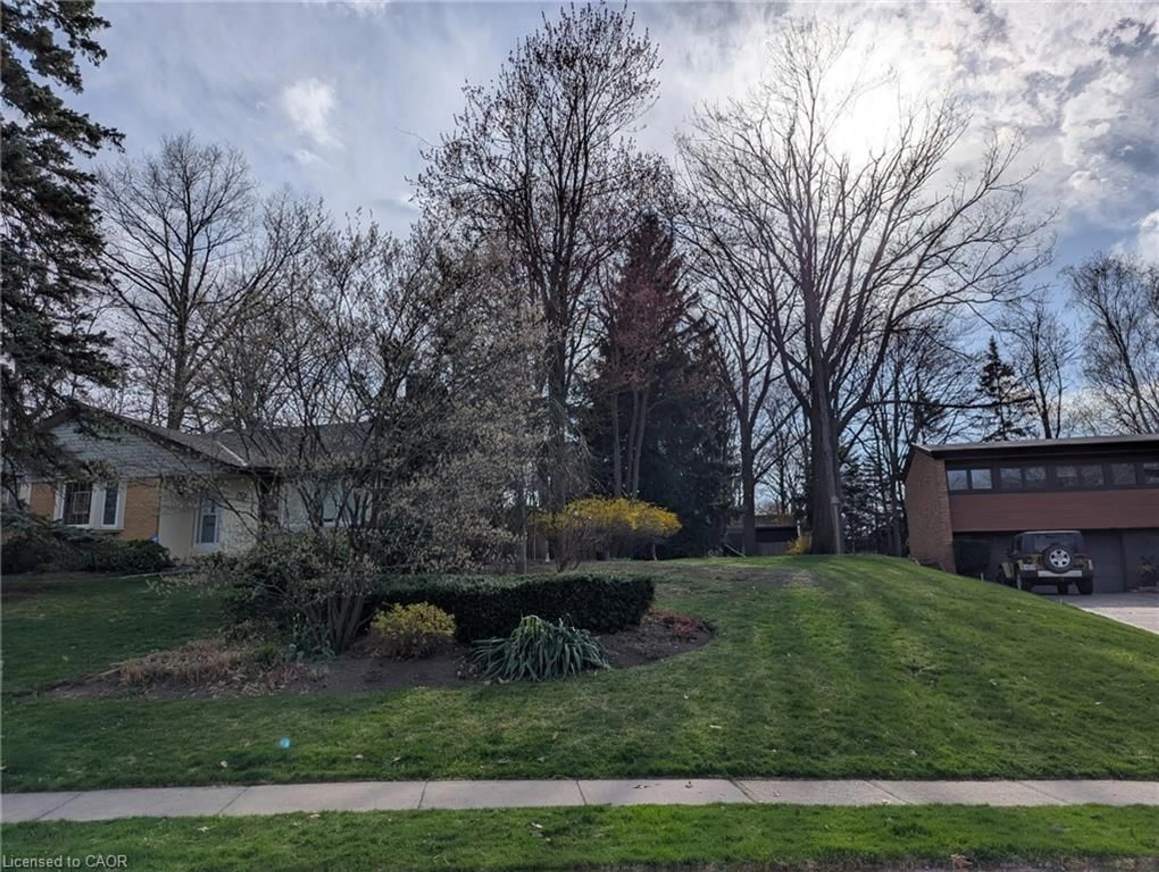 A pic from outside/outdoor area/front of a property/back of a property/a pic from drone, street for 18 Parkwood Dr, Cambridge Ontario N1S 3K7