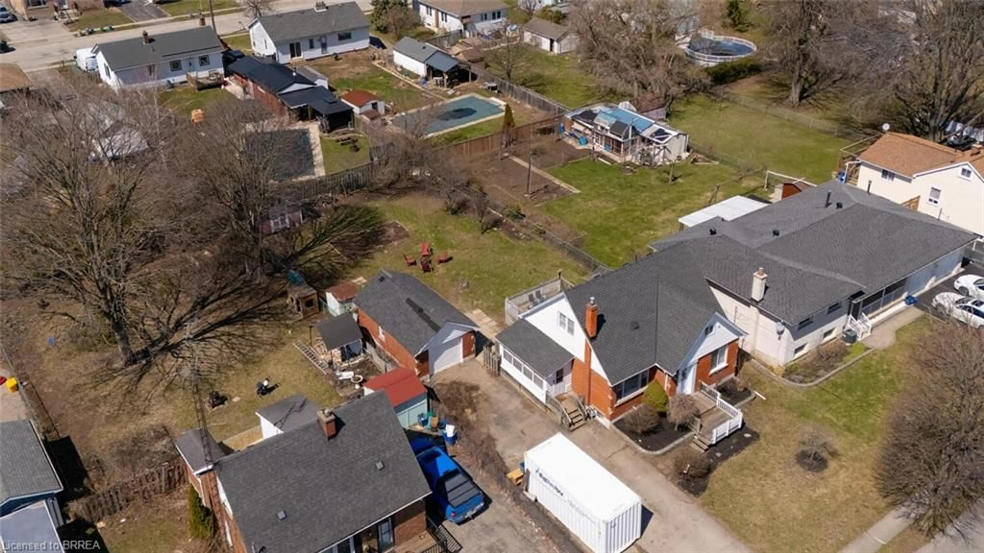 A pic from outside/outdoor area/front of a property/back of a property/a pic from drone, street for 214 Grand St, Brantford Ontario N3R 4C3