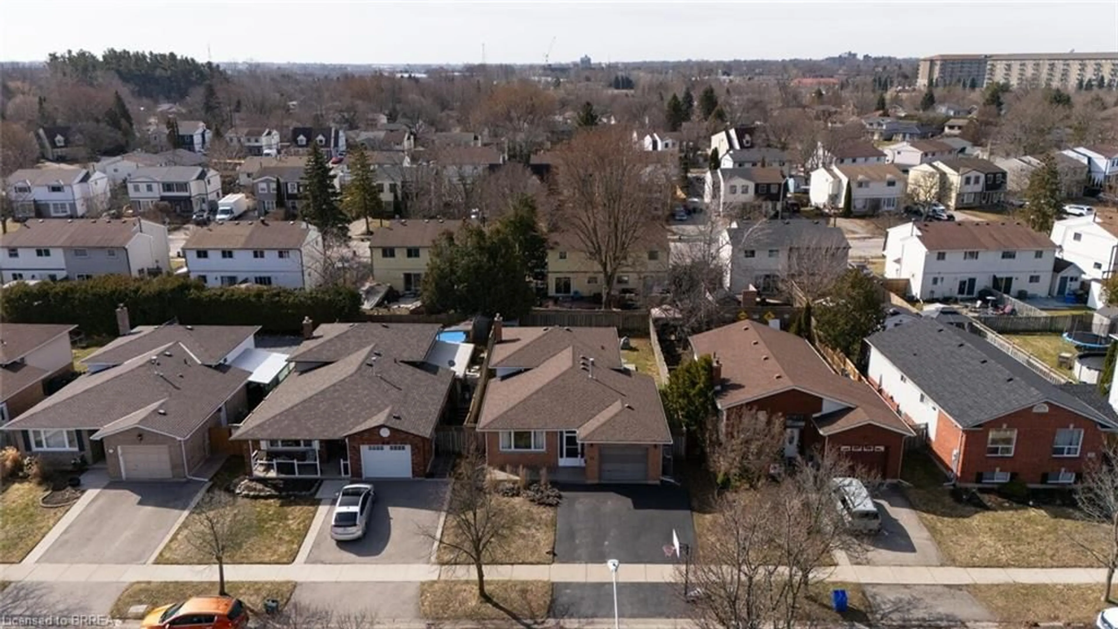 A pic from outside/outdoor area/front of a property/back of a property/a pic from drone, city buildings view from balcony for 31 Coxwell Cres, Brantford Ontario N3P 1P5