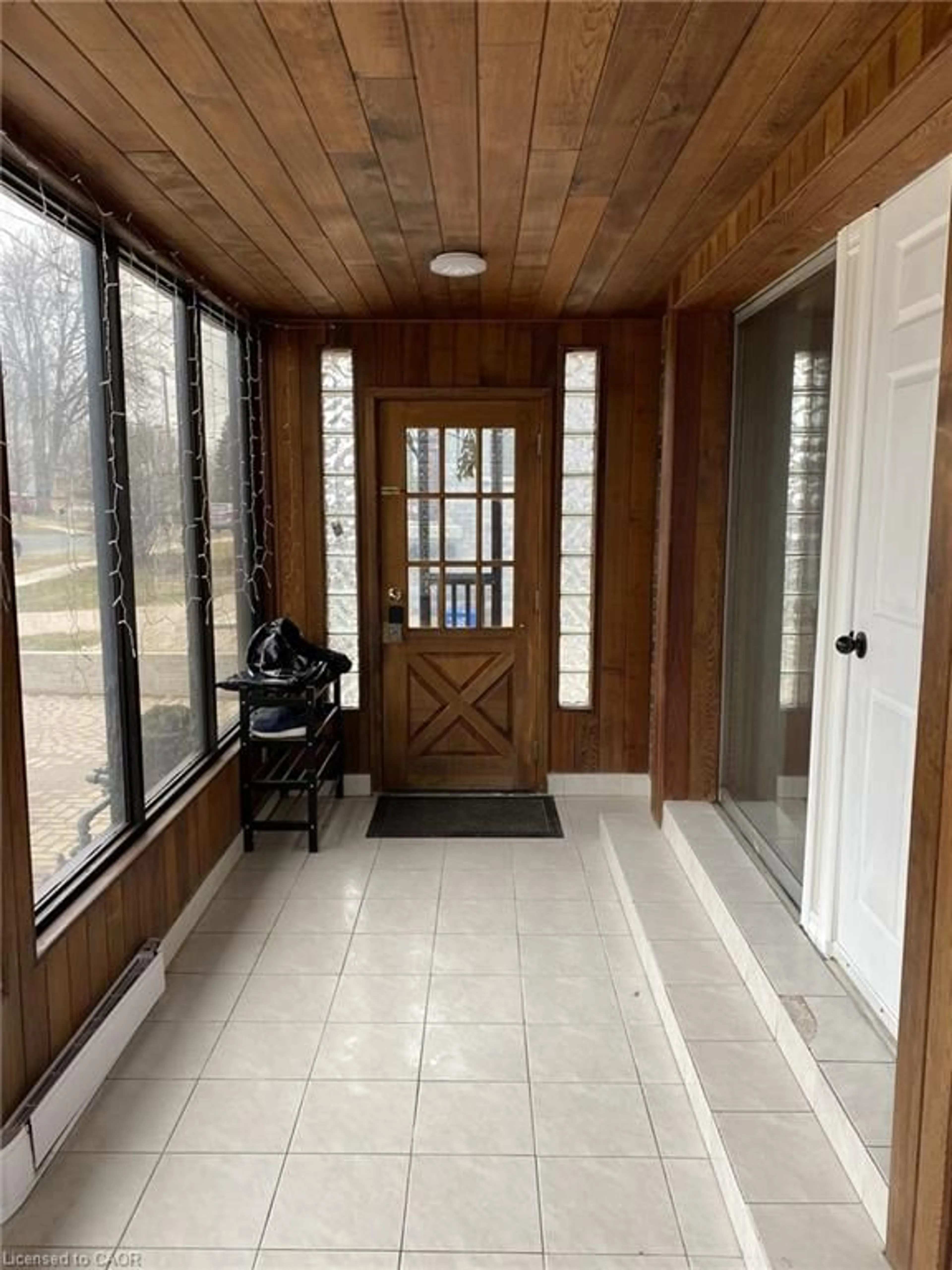 Indoor entryway for 287 Blucher Rd, Kitchener Ontario N2H 5V8