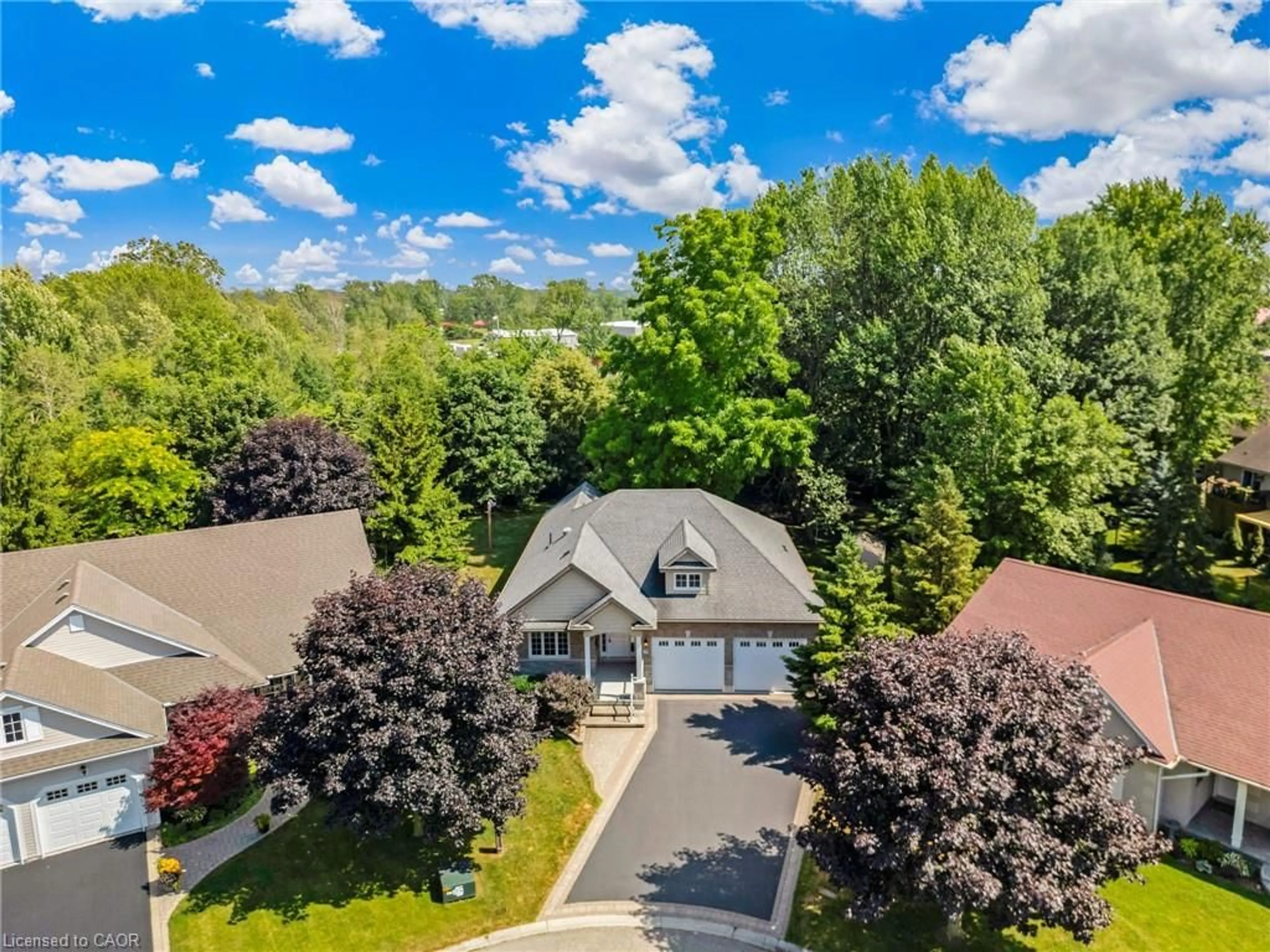 A pic from outside/outdoor area/front of a property/back of a property/a pic from drone, unknown for 28 Maplewood Crt, Dunnville Ontario N1A 3G8