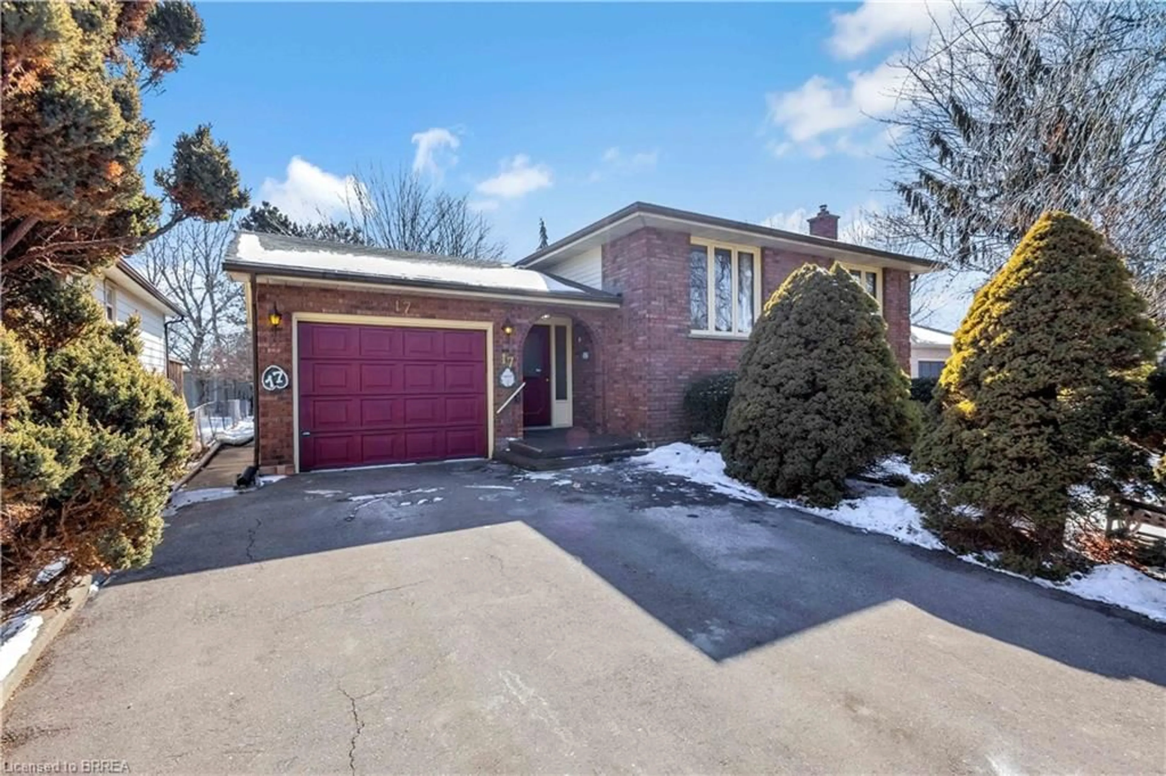 Home with brick exterior material, street for 17 Majestic Crt, Brantford Ontario N3P 1N2
