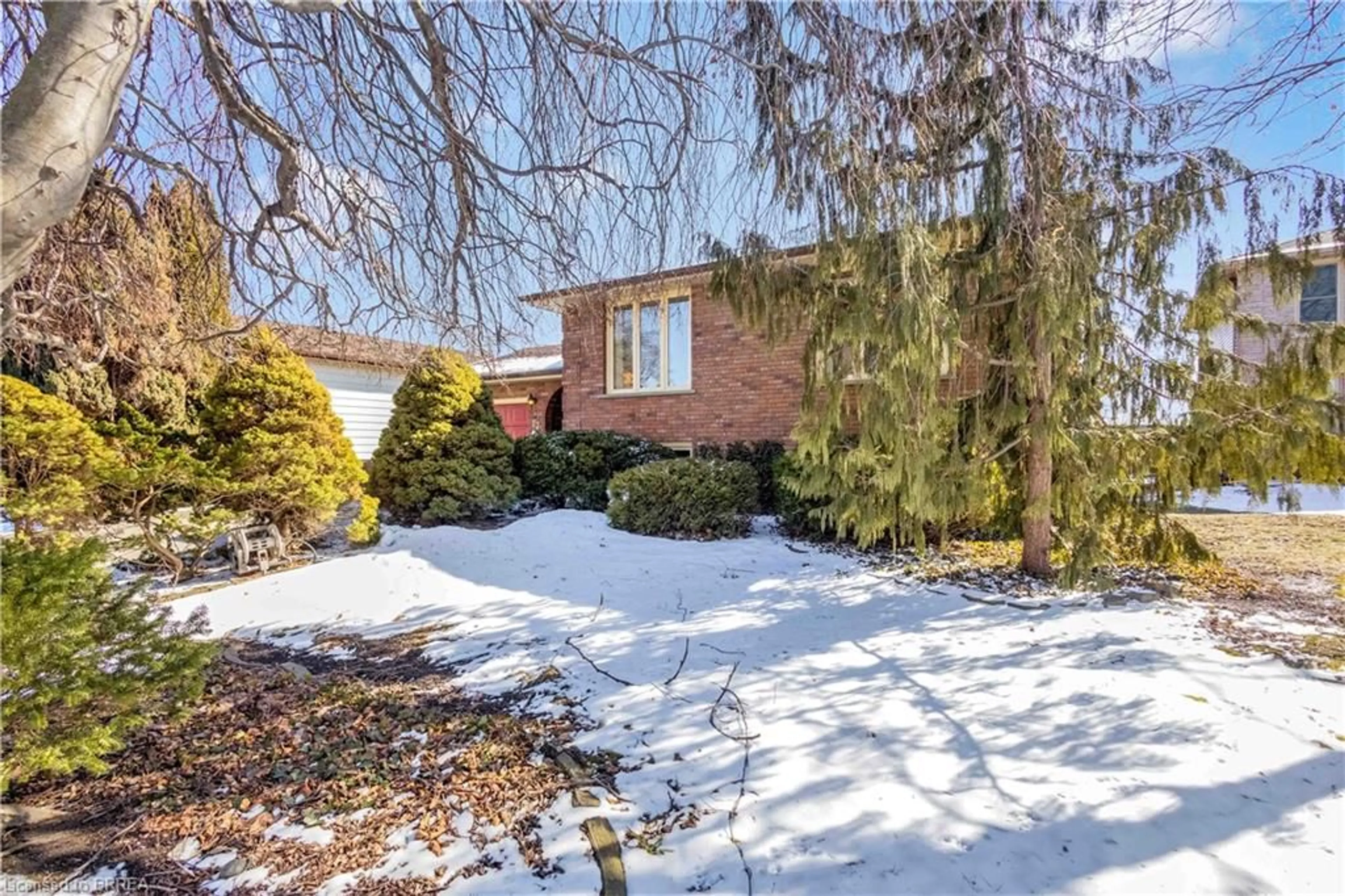 Home with brick exterior material, street for 17 Majestic Crt, Brantford Ontario N3P 1N2