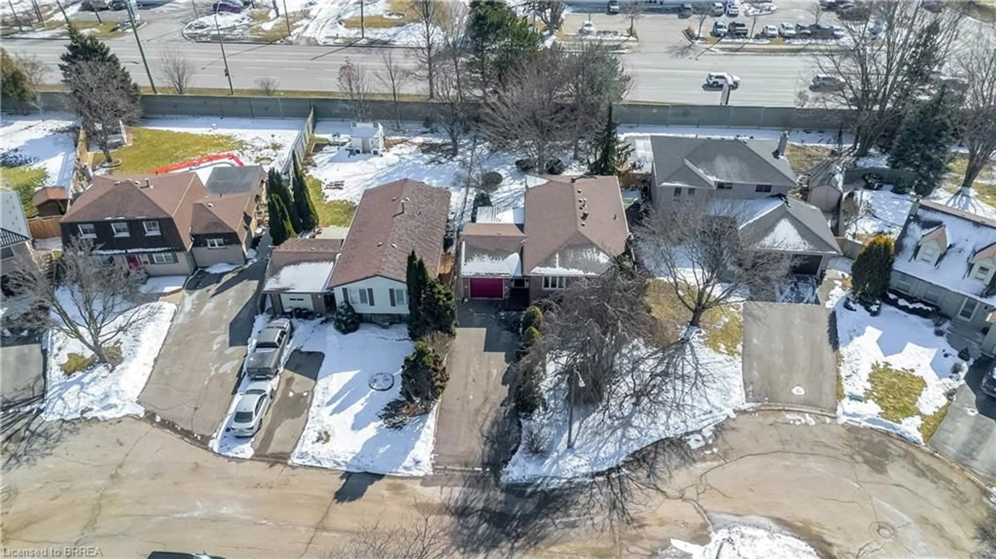 A pic from outside/outdoor area/front of a property/back of a property/a pic from drone, street for 17 Majestic Crt, Brantford Ontario N3P 1N2