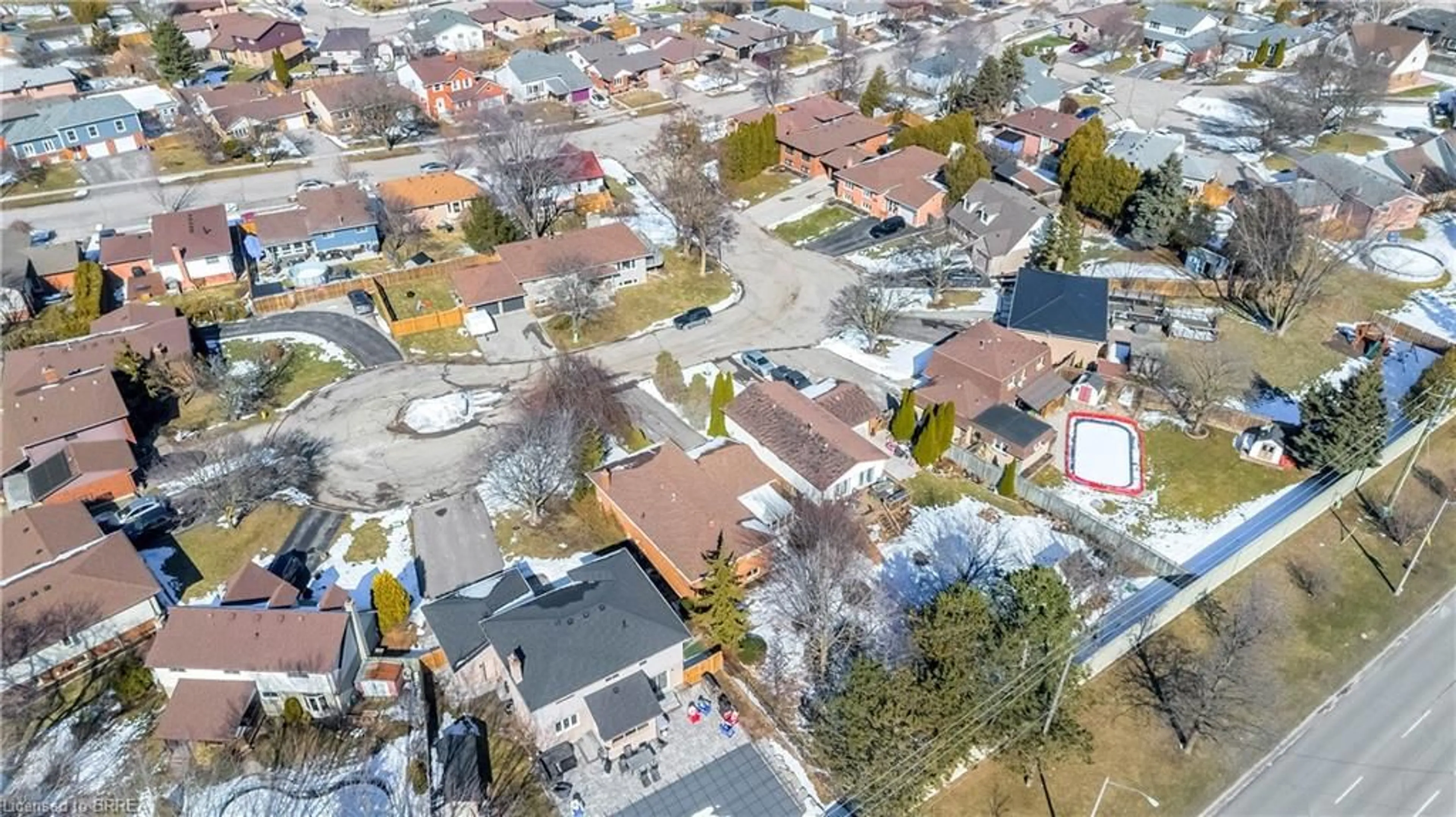 A pic from outside/outdoor area/front of a property/back of a property/a pic from drone, street for 17 Majestic Crt, Brantford Ontario N3P 1N2