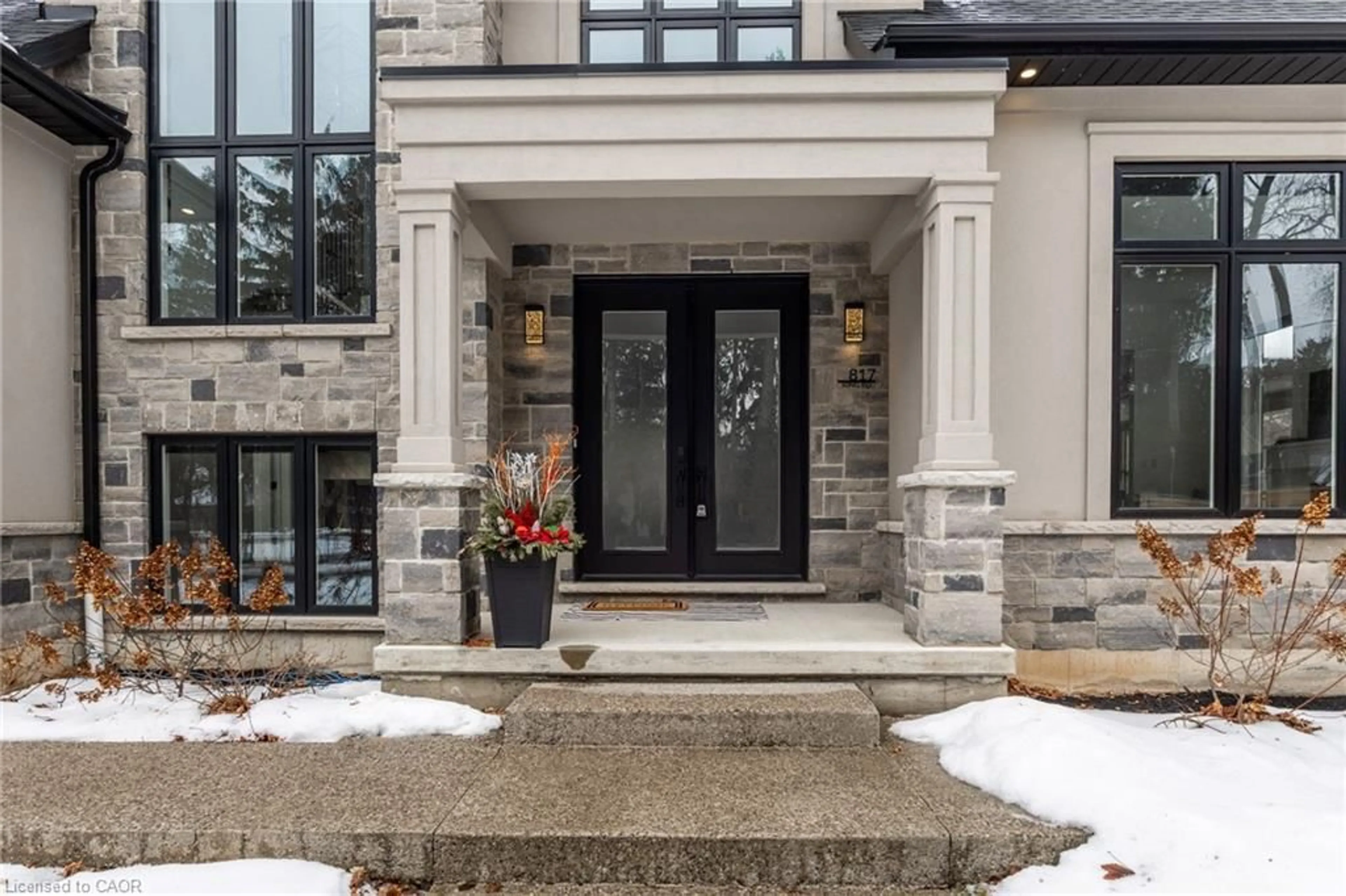 Indoor entryway for 817 King Rd, Burlington Ontario L7T 3K8